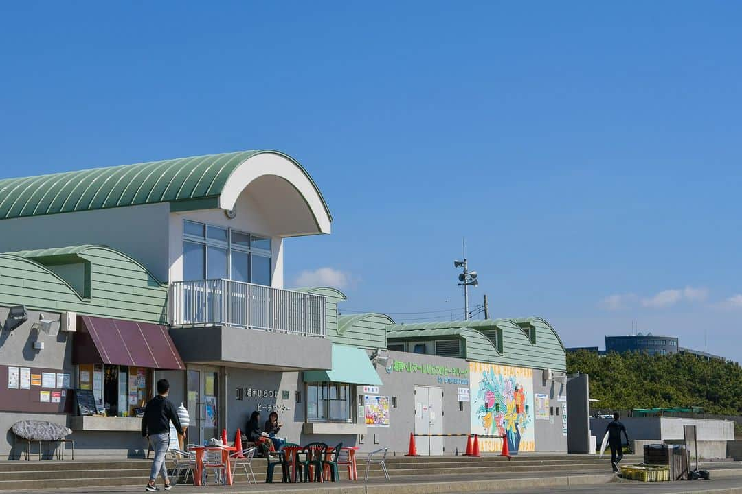 平塚市さんのインスタグラム写真 - (平塚市Instagram)「春らしい陽気が続き、ビーチパークをお散歩するのにも、気持ちのいい季節となりましたね。海での取材は、平塚の素敵な景色を発見しがち。ついつい撮影枚数が増えてしまいます📸。。。  #手をつなぎたくなる街 #hiratsukagood #hiratsuka #平塚 #kanagawaphotoclub #湘南 #shonan #ビーチパーク #湘南ひらつかビーチパーク #平塚海岸 #shonanlife #shonan_time #海 #sea #meer #今日もお疲れ様でした #週末の過ごし方 #日々 #暮らし #instagramjapan #igersjp #japanphoto」3月16日 18時00分 - hiratsukagood