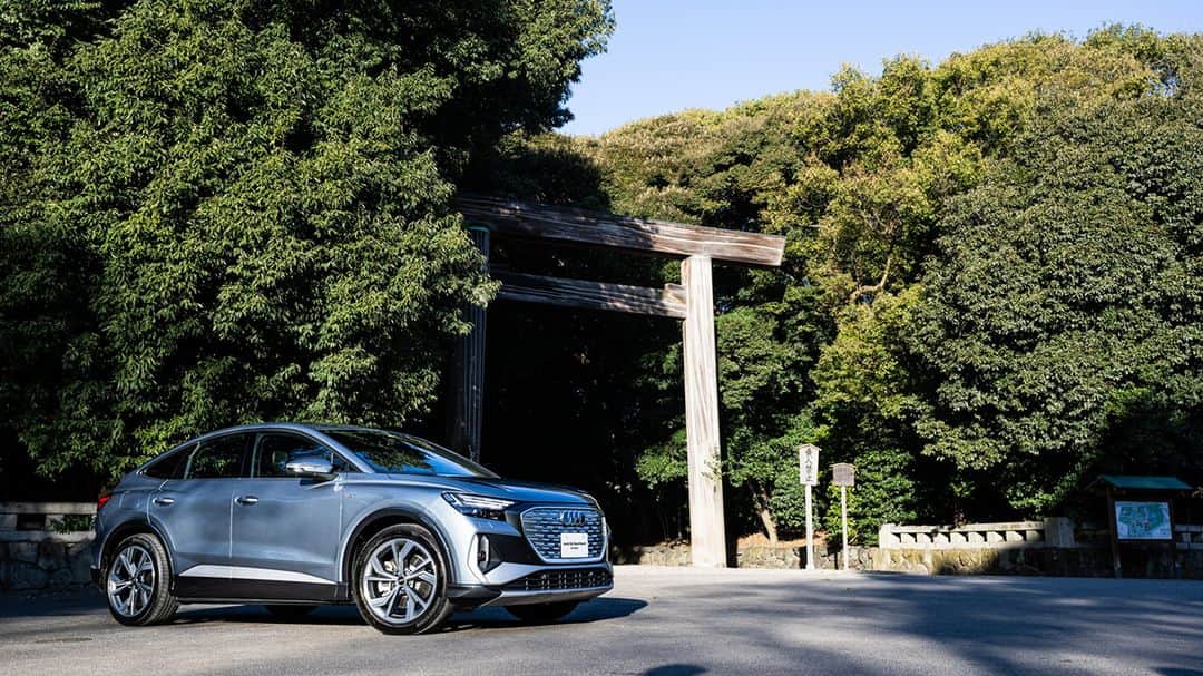 Audi Japan Sales / アウディジャパン販売さんのインスタグラム写真 - (Audi Japan Sales / アウディジャパン販売Instagram)「【Audi Q4 Sportback e-tronで走る、東海道ロングドライブ（後編）】  Audiの電気自動車史上、最長一充電走行距離を走るプレミアムコンパクトSUV のAudi Q4 Sportback e-tron。 そんなAudi Q4 Sportback e-tronに乗って、東京から大阪までを東海道を通って満喫するロングドライブを2回に分けてご紹介中です。  後編では、愛知から大阪までの歴史の舞台となった建物やスポットに、Audi Q4 Sportback e-tronと一緒に走り抜けます。  東海道ロングドライブは、#AJS のオフィシャルサイトにてご覧いただけます。  @audi.japan.sales  #Audi #Audievent #audiq4sportbacketron #AJS #myaudi #audistyle #car #旅 #アウディ #ドライブ #車 #愛車 #外車 #ドイツ車 #車好き #車好きな人と繋がりたい #アウディ女子 #車好き男子 #豊橋市二川宿本陣資料館 #カクキュー八丁味噌 #熱田神宮 #七里の渡跡  #関宿」3月16日 18時00分 - audi.japan.sales
