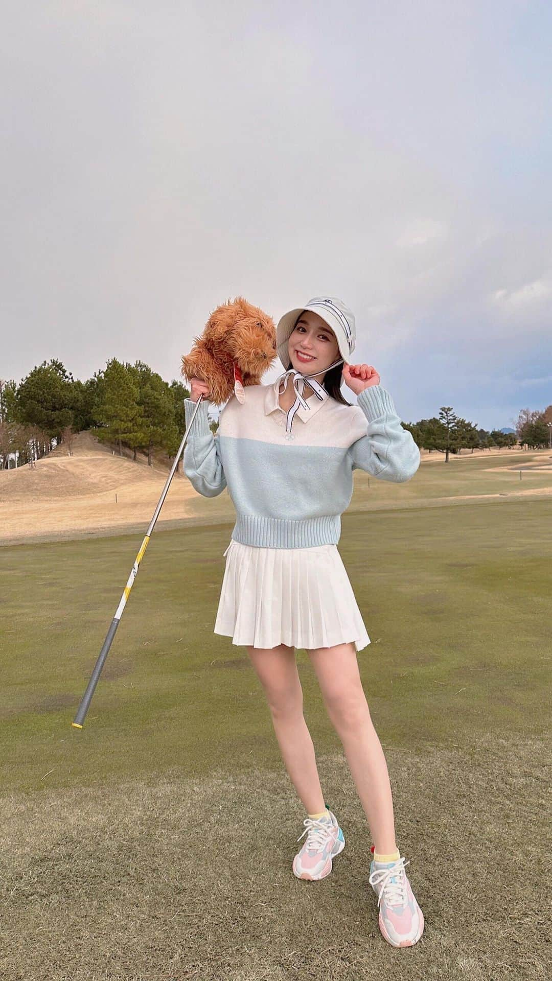 芹那のインスタグラム：「今年初ゴルフ⛳️💓 ジムや生活習慣で 体が鍛えられていたおかげか、 久しぶりだったけれど 飛距離いい感じのショットたくさん打てた😆👏🏻👏🏻 次回までまた少し空いちゃうけれど 筋トレ続けるし 一安心かな😉✌🏻 まだまだ飛距離は伸ばしたいけれど🤭 寒い時期 ゴルフレッスン行こうと思っていたけれど、 気付いたらあっという間に暖かくなっていた😝 かなーりマイペースに 少しずつ上達している気がする😍 自分の生活とゴルフのペースが いい感じで 定着し始めている🤗 一生やっていく趣味になったかも😆  🎽 @xexymix_jp  春らしい色でまとめてみたよ🤍 トップスの丈感だったり スカートのギャザーのデザインが とっても可愛い❣️ そして、 リボン付きのハットがたまらない😍😍😍 ロゴのデザインや素材で、 可愛くなりすぎないところが好き そして、風が強かったけれど 飛んでいかないから 気にせず過ごせるのもはなまる満点にじゅうまるさんです🤩🤩🤩  #ゴルフ #ゴルフ女子 #ゴルフコーデ #ゴルフウェア #ゴルフ好きな人と繋がりたい #ゴルフ女子コーデ #ゴルフスイング #ゴルフウェアレディース #ゴルフファッション #ゴルフ記録 #筋トレ #筋トレ女子 #筋トレ好きと繋がりたい #筋トレダイエット #筋トレ女子と繋がりたい #筋トレ好きな人と繋がりたい #春コーデ #春服コーデ #春服 #ミニスカート #ミニスカートコーデ #趣味を仕事に #趣味の時間 #好きなことで生きていく #好きなことを好きなだけ」