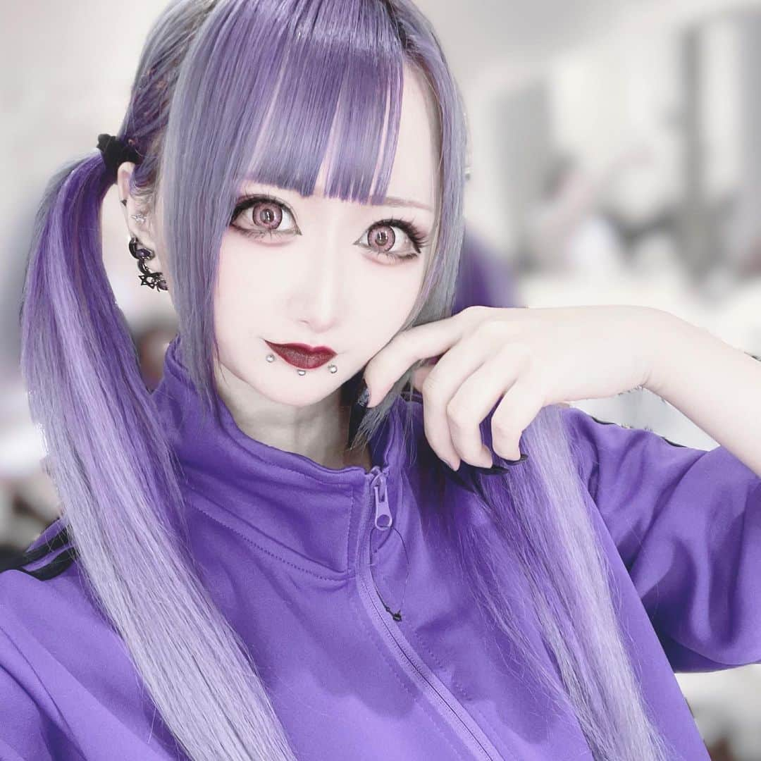 あんりゴンのインスタグラム：「この前のリミスタの時の写真😈 YouTubeでも紹介したんだけど薬用ファンデのおかげでシワが目立ちにくくて嬉しいの😭 崩れにくいのにしっかりカバーしてくれるの天才じゃない？ ハリアスは買い切りの単品購入も出来るからみんなぜひ使ってみて！  #HARIAS #ハリアス #クッションファンデ #フォーマルクライン」