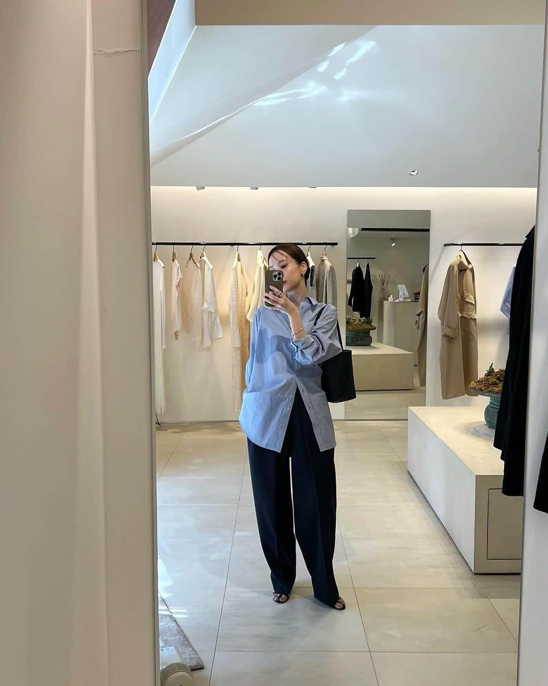佐藤涼実のインスタグラム：「私服 本日はストライプシャツ解禁 PREORDERはONLINESTOREにて 3/19(日)23:59まで承っております   春のブルーは気分があがる... 太めのボーイフレンドデニムとも合わせたい♡」