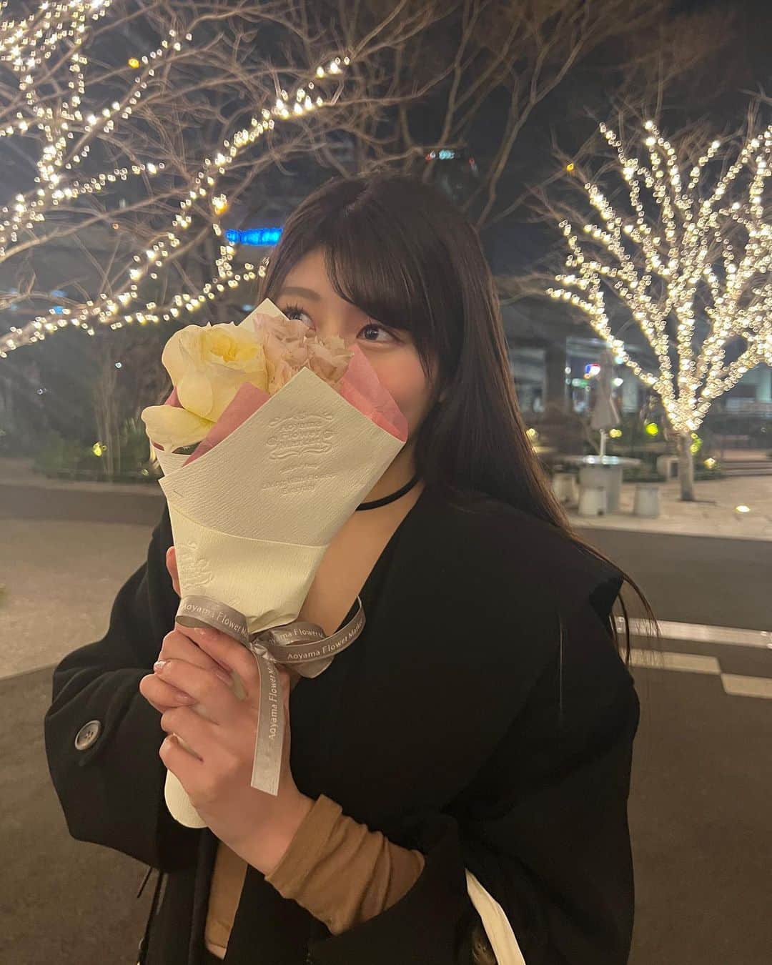 ちとせよしののインスタグラム：「こないだの~💐♡ 夜はまだちょっと冷えるかな？ そろそろ1日中アウター要らずになりそうですねᐕ)ﾉ  #丸の内 #ロングヘア #チョーカー」
