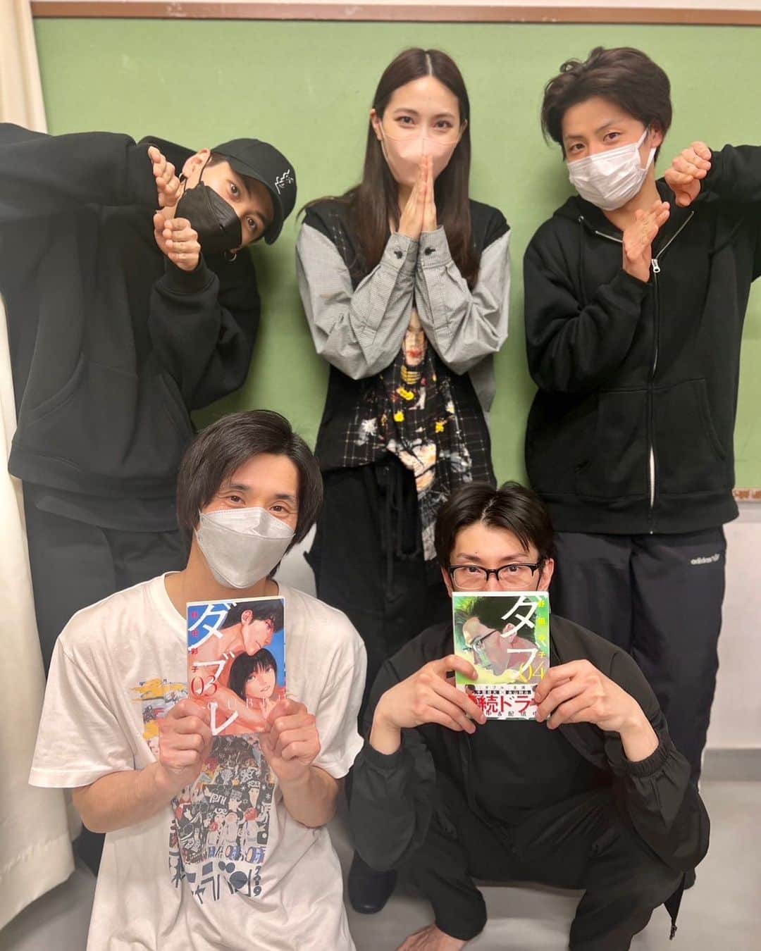護あさなのインスタグラム：「. #舞台ダブル のお稽古が進んでいます。  原作の漫画の中でたくさんの演劇脚本が登場するのですが、 今回の会話の中でもたくさん登場します。 いつか自分がやってみたい作品もあったり、お芝居好きが集まるとこういうことになるのか！という楽しさが詰まった作品になっていってます。  尊敬する俳優陣、スタッフさん、そして演出家の中屋敷さん。 このお仕事を始めてから ぶつかりたかった壁が立ちはだかってます。 見つめ直す機会でもあり、恥ずべきことのないよう頑張れる機会でもあり。  そんな嬉しいことはないです。  毎日の稽古が楽しみで休みがあったりするとなんだか寂しい気持ちに‥😂 今日はどんな風にやってくれるんだろう。 そんな期待のこもった気持ちでいれるし、そして自分にもいいプレッシャーです。  お時間ある方は是非。  新宿紀伊國屋ホールにて 4月1日〜4月9日までやります。  舞台　ダブル で検索してみてください🙏🥰」