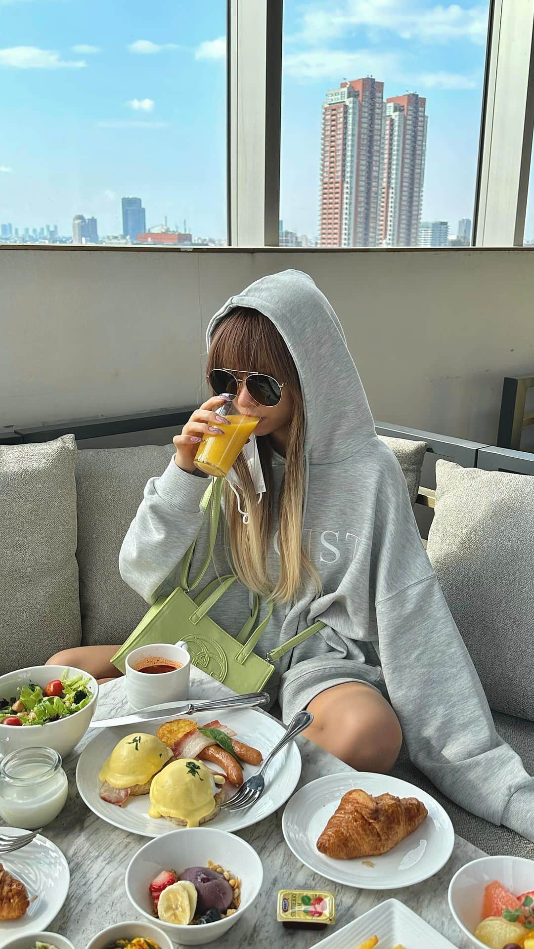 華のインスタグラム：「トレーニングは18歳からしてるよ✌️(食うんかい)  ダイエットはしないです◎ 食べて 動いて よく寝る、それだけ🫶 "それ"が大事なんだゎよ。  #ボディメイク #パーソナルトレーニング  @narinari0605  @thenude.official」