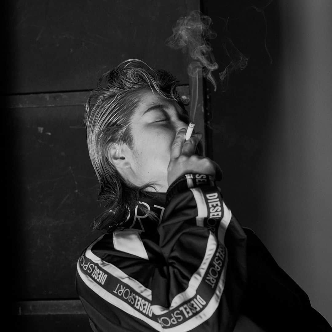 渚さんのインスタグラム写真 - (渚Instagram)「DIESELさんが2022年春夏シーズンで展開してる新コレクション『DIESEL SPORT』  今回、Masteredさんで『DIESEL SPORT』最新コレクションを特集してる中の一部に、生意気に参加さしてもらった奴が、うち  Masteredさんの中で『DIESEL SPORT』、2パターン着さしてもらってます  撮影、スタッフさん、環境、全部普段とちゃうから、最初ドキドキしておかしなるか思た 近くに見た事ある社員さんが居てホッとしたし、頼むから見えるとこにずっと居ってくれって思ったのに、自分でも信じられへんねんけど、ビックリするくらいすぐ慣れてもた  ていうのも、気になってる事、聞きたい事、全部先読みして、丁寧に説明してくれてたから  生意気なうちが生意気に、普段着ーへんような格好、あまりにも自分と離れ過ぎてるテイストが違い過ぎるものはちょっとなぁ、、、って、気になってる事を全部把握して下さってて【渚】捨てずの生かしつつ『DIESEL SPORT』さんの撮影して下さった事、ほんまに感謝しかないで  こんな薄い言葉で当たり前の事をまとめられたらムカつくかもやけど、やっぱプロって凄いな  撮影中、どんなポーズとったらええかもマジで分からんし、目線とか、雰囲気とか、その都度全部教えてくれてた この辺見て下さい、とか、ライト当てるのでそのままのポーズで、とか、もう少し優しくカメラを見てあげて下さい、とか 自分でも何言わせてもうてんねんって思うような事もあって、ようけ迷惑かけたと思うけど、無事撮影終わって安心したし、どんな風に出来上がるんやろってワクワクしてたけど、そもそも想像も出来んかったけど、完成したの見たら、もうアートやった わろてまうくらいのアート  2枚目の写真は特集に載ってるものとはまた別のものになるから、特集に載ってるもので渋くカッコ良く芸術的なものは、Masteredさんの特集で載ってるから、そっちで見てみてぇ  うちが着さしてもらったDIESEL SPORTのもので、DIESELのフラットサンダルとジップアップジャケットとスウェットパンツは特に気に入ってもうて着心地楽やしカッコええなぁてうちは思たこれは買おう思う  他にもMasteredさんのホームページで、色んなファッション情報載ってるから、気になる人は見てみてぇ  撮影中メイクさんヘアメイクさんスタイリストさん、色んな関係者の方々が、綺麗に撮れるように、商品を最大限に魅せれるように、撮影した写真をモニターで見てずっとチェックしてくれえるねんけど、ヘアメイクさんが「ちょっと入ります！」ってカメラマンさんにお伝えしてうちのとこに来て「髪遊び過ぎちゃいました」ってうちの髪触ってたの、印象的で楽しかった 遊び過ぎてもうたんやぁて思た  自分で言う事じゃないけど、よううちをつこてくれようと思たで この撮影前に会議とかでケンカせんとスムーズに話し進んでくれてたらええなぁて願うばかりやわ  ええ経験さしてもらいました ありがとう」3月16日 18時06分 - nagisainter