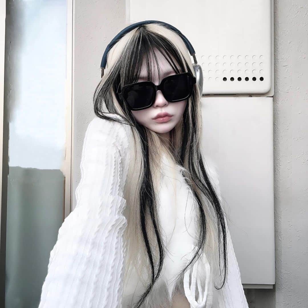 謝花南さんのインスタグラム写真 - (謝花南Instagram)「ゃ♡、 . . . . . . .  #ロング #エクステ #フェイスフレーミング #インナーカラー #ハイトーン #ブラック #韓国風 #韓国ファッション #ストリート系女子 #スニーカー女子 #裸眼メイク #純欲メイク #舌ピ #クロミちゃん #ootd #verdy #levis」3月16日 18時16分 - neverlandahh
