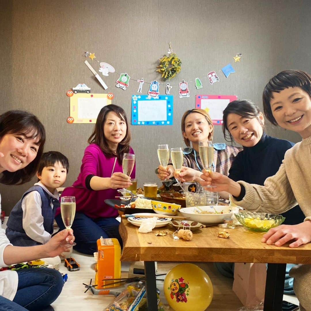 のインスタグラム：「高校3年間、毎回必ず仲間同士で アイデア万歳に、盛大に祝い続けてきた「誕生日」  3月は誕生日ラッシュで大変やったなぁ（笑）  また、3月生まれの親友3人の合同誕生日パーティーができるなんて❤️ 幸せ❤️  #いつまでも友達#大親友」