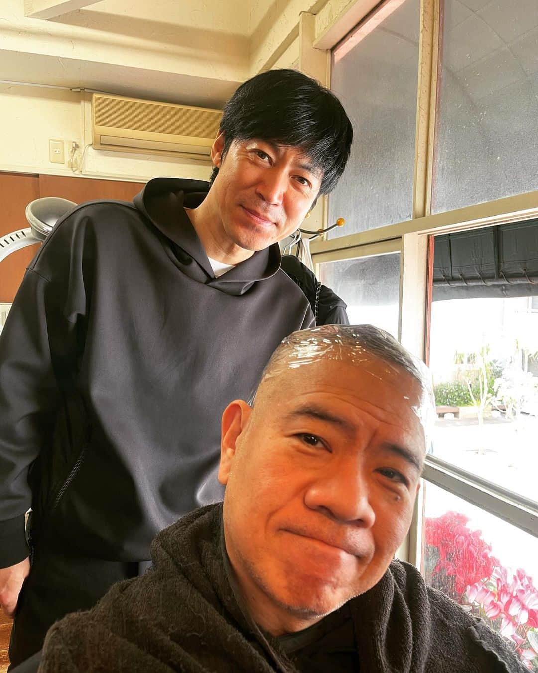 杉本知香さんのインスタグラム写真 - (杉本知香Instagram)「いつもの光景😆  #中目黒美容室 #FUJIWARA原西#FUJIWARA #東MAX#東貴博 #アップダウン阿部#アップダウン #アップダウン竹森 #ゆったり感江崎 #ゆったり感」3月16日 18時09分 - sugimotoc