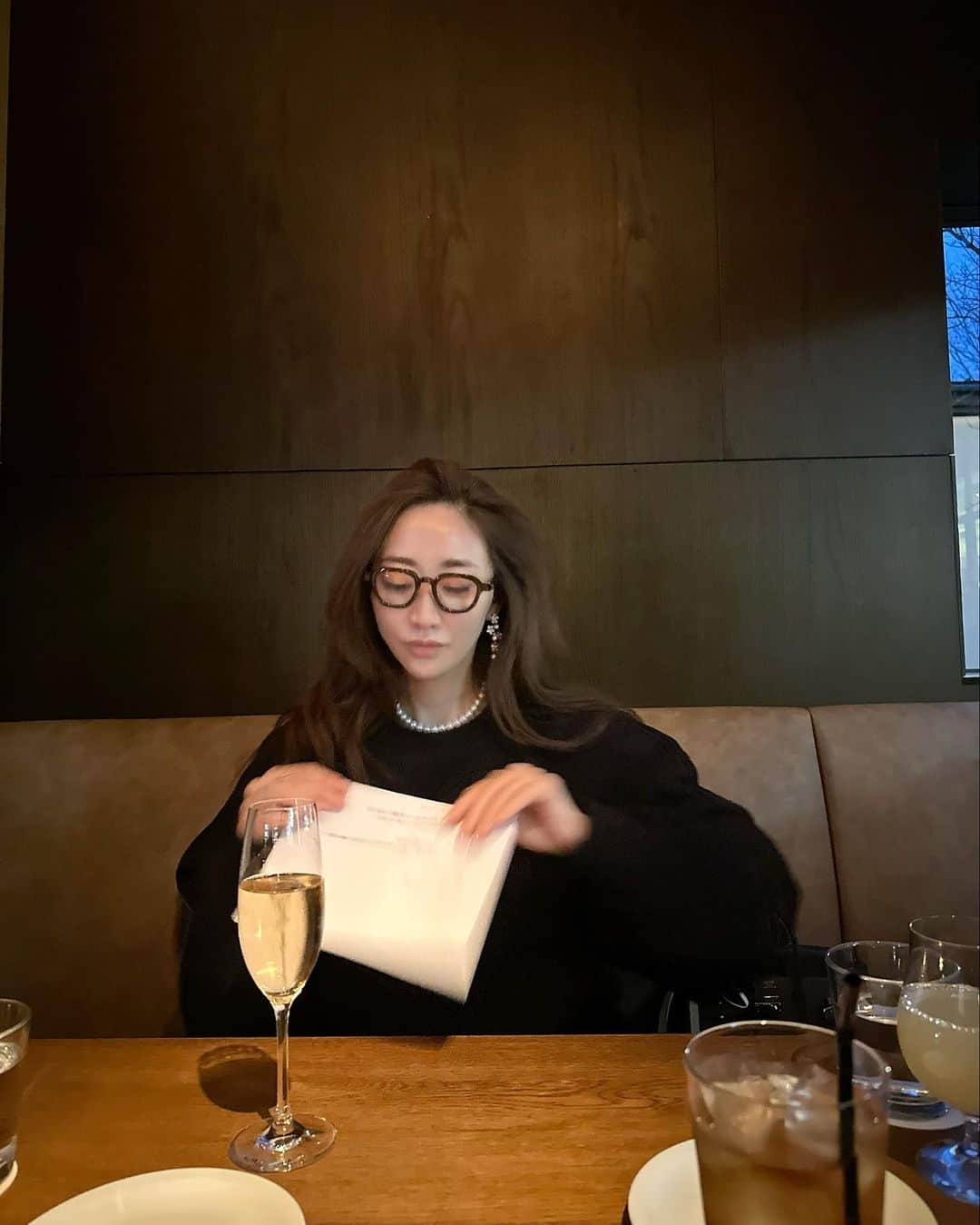 神崎恵のインスタグラム：「・ 先日の真っ白が一反木綿風ならば、 こちらはまっくろくろすけ風でしょうか。 あんなにかわいらしくはないですが。 色だけは一緒。 最近は、こんな感じにトレーナー×細パンツの楽さに溺れています。 3枚目。ヘンテコな感じですが、息子が作ったトレーナーなので、 「この袖のボリューム！いいね〜」と言っているところです。息子に。 三男が、いろいろ撮ってくれたので残してみました。 トレーナーにはパールを合わせると、とてもいい感じになるような気がしています🤫  先程のライブ、追記をしていたら、 消えてしまいました🙏🙏🙏 後ほど、わかりやすく投稿します。 たくさんのコメントをありがとうございました。  今夜１６日の２１時から、「ほんとうにおいしい青汁」 再販します🥬」