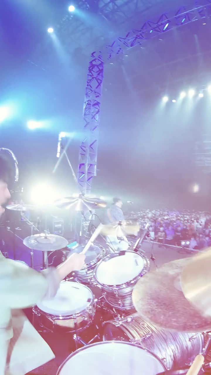 横山祐介のインスタグラム：「🥁2022.12.28🎥 CDJ2223 振り返り④ いつのまにやらライブの定番曲「最上級」 揺れに注意⚠️  #ROCKINONJAPAN #CDJ2223 #wacci #gretschdrums  #meinlcymbals  #promarksticks  #evansdrumheads  #drums #drummer #drumlife  #drumuniversity #drumstagram #drumcam」