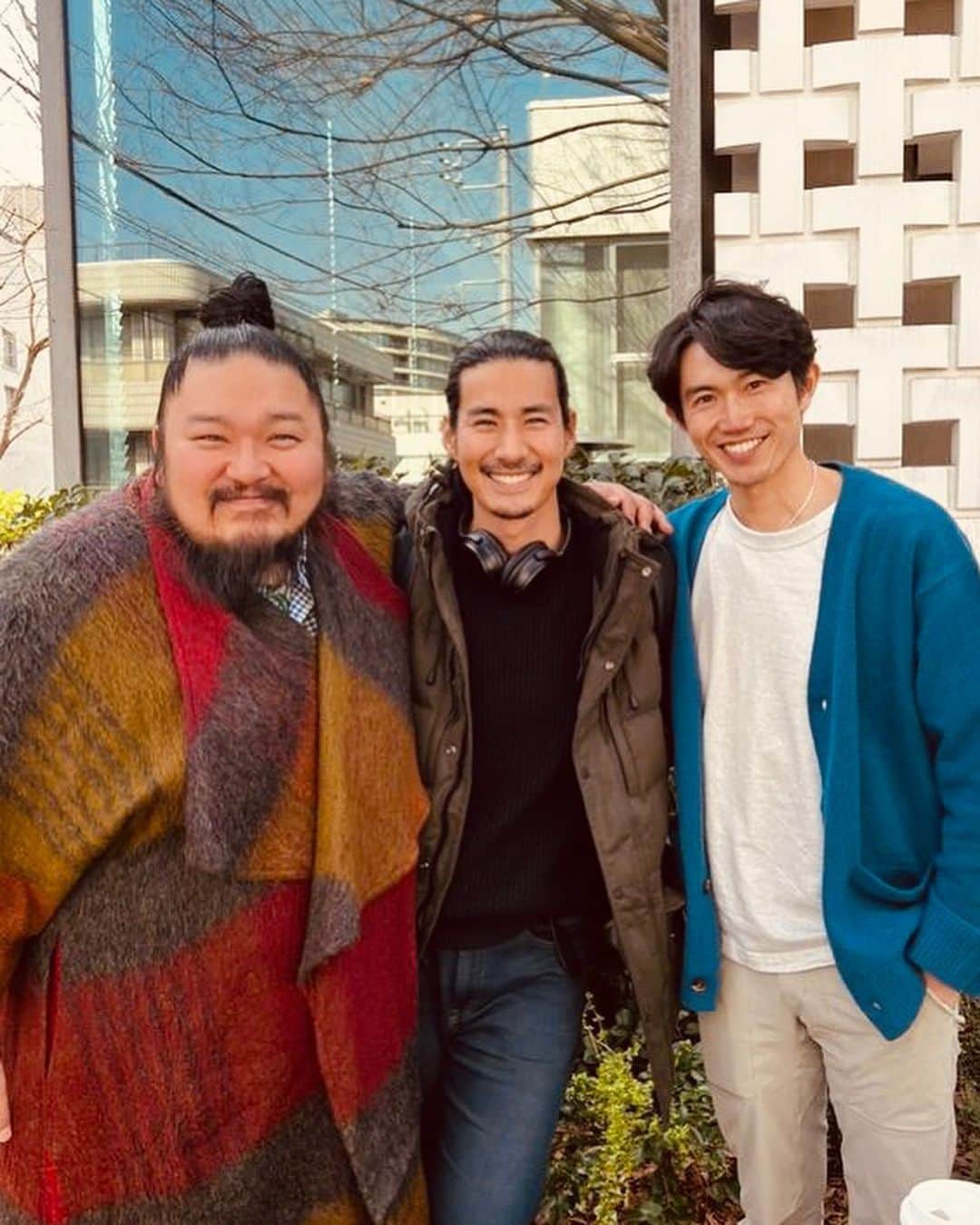 のインスタグラム：「Catch up with @taishi.0621 @takato_yonemoto ☕️  LAから一時帰国していた玉城大志と言わずとも国内外でご活躍されてる米本学仁さんと☕️📸  大志とは約6年前にとある演技ワークショップで一緒になって以来の仲で久々の再会でした！LAでハリウッドで孤軍奮闘する話は刺激をたくさんもらいました！ コロナ禍もあって久々の帰国だったみたいだけどこうやって昔と変わらずに会えて良かった！LAに戻ってからも身体に気をつけて頑張って👍  学仁さんとは大志からのご縁でこの日初めてご一緒させていただきました。 初めましてでしたが優しくしていただき本当に楽しく刺激的なお時間をありがとうございました。  一期一会の出会いに感謝。  いろんなタイミングでこうやって再会したり出会ったりするのもなんだが偶然のようで必然のような気もします。  この先の未来が楽しみだ。 だから今を頑張ろう！  話してるだけでワクワクする2人。 またお会いしたいし、現場でもお会いできるように頑張ります🎬  ※2枚目の写真は当時の演技ワークショップでシーン発表を終えた時の2人。若い。笑  #tbt #memory #lifestyle #actor #役者#catchup#nextstage #感謝 #一期一会  #ハリウッド #LA#日本#挑戦」