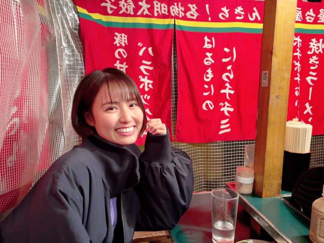 のインスタグラム：「・ 【お知らせ】  3月28日20時00分〜 TNCドラマ 『キキミミメシ』に出演させて頂きます😆🍜  ・  福岡の美味しいグルメも知れるし、ドラマ面白いけんぜひぜひ見てください😋♡  (TVerでもみれるそうです！)  ・  福岡の屋台『ぴょんきち』さんで撮影させて頂きました！！合間にラーメン食べさせてもらってバリ美味しかった〜🥰  ・  バリバリ博多弁で出演しとるけん覗いてみてください♡  ・」