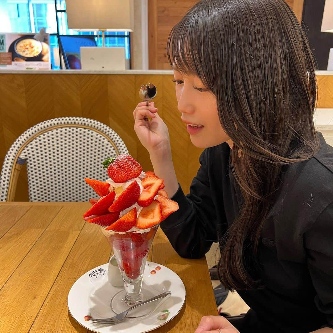 加藤里保菜さんのインスタグラム写真 - (加藤里保菜Instagram)「_  美味しかったパフェ こんなんでも撮らなきゃちゃんとインスタ更新しないからね  #パフェ #果実園リーベル #いちご」3月16日 18時32分 - rihonyan103