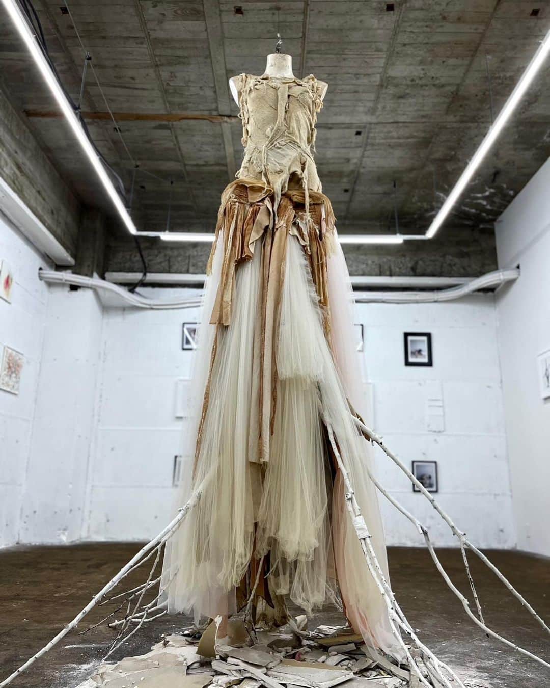 ARAKI SHIROのインスタグラム：「I will be in the gallery on this Saturday.😊☕️🌸🌸🌸 please come visit us if you would be around Fukuoka-city. <Exhibition info> My First Drawing Exhibition  “ LONDON ILLUSION” 2nd-26th.March.2023 13:00-19:00(wed-sun)open @overgroundasia 2F 1-17-5 Minoshima,Hakata-ku,Fukuoka-city,JAPAN 〒812-0017  tel:092-984-0896 ＊The artist will be at the gallery on 3/18(sat) 3/25(sat) 3/26(sun)  自身初のドローイングエキシビジョンを開催致しております。場所は福岡市美濃島のOVERGROUNDになります。皆様にお会いできます事、心より楽しみにお待ち致しております。   “ LONDON ILLUSION”  コスチュームデザイナーとして活動している ARAKI SHIRO。2010年のロンドン。自身のパーソナルな記憶と幻想を手掛かりにドローイングを中心とした展示を行う。ただ無心に表現していく中で自然と染みついたscrap&buildの精神。例えば廃棄された物との出会いを握りしめ、積み上げていく毎日。細胞にまで突き刺さる街の情景や匂い。現実と幻が壮大なる誤解のまま融和していき、ドローイングによって無秩序に出力される。あの頃と今とを結ぶ不確かな糸をたぐり寄せながら 再現不可能な物質に変換していく生々しい試みである。今回はドローイングを中心にコラージュ作品など計40点を展示予定。  ＊作家在廊日予定 3/18(土)3/25(土)3/26(日) (予定が変更される場合がございますのでご来場の際はお問い合わせください) 　  #ARAKISHIRO #drawing #exhibition #abstractpainting  #contemporaryart #emergingartist #abstractexpressionism  #fukuoka  #overgroundasia #福岡 #アラキシロウ」