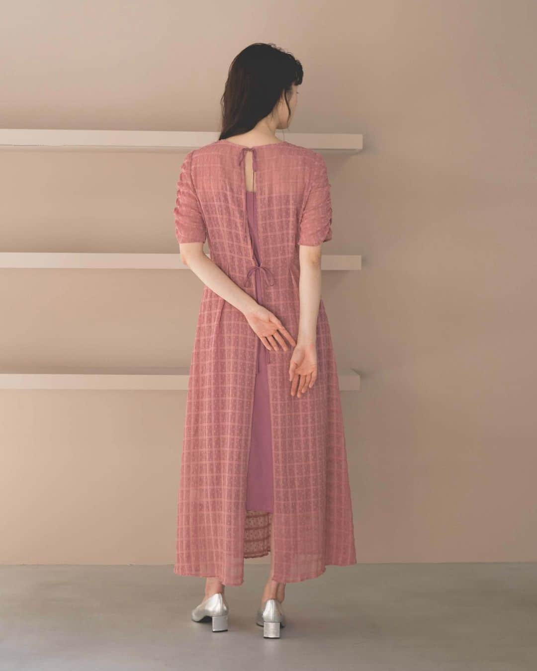kaene －カエン－さんのインスタグラム写真 - (kaene －カエン－Instagram)「- Recommended Items -  Dotted dobby apron dress / No.100864 color : pink / black size : 34 / 36 / 38  生地に表情のあるドビーシフォンを使用した、kaene定番のエプロンデザインドレス。  軽やかな素材なので、春夏の結婚式などのシーンにオススメの商品です。  #kaene #dress  #結婚式コーデ  #結婚式お呼ばれ」3月16日 18時37分 - kaene_official