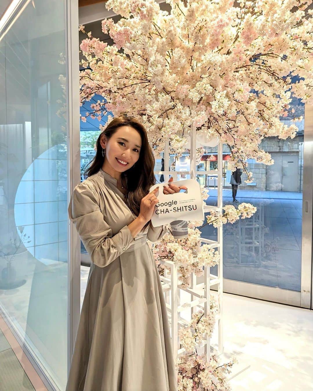 李 雨瀟のインスタグラム：「六本木ヒルズで茶室体験🍵 . @googlejapan 様にご招待頂き遊びに行ってきました♡ サイバーセキュリティー →『サイバーセキュリTEA』 ということで(笑) 無料でお茶をいただけるよ😝🌸🍵 . 日曜日までやってるので近くにいる方は是非入ってみて🤭♡ お花見感覚で楽しかった🌸 . . #google #googlepixel #teamwpixel  #六本木ヒルズ #茶室 #茶室体験 #pixelで撮影 #お花見 #桜 #ティータイム #イベント」