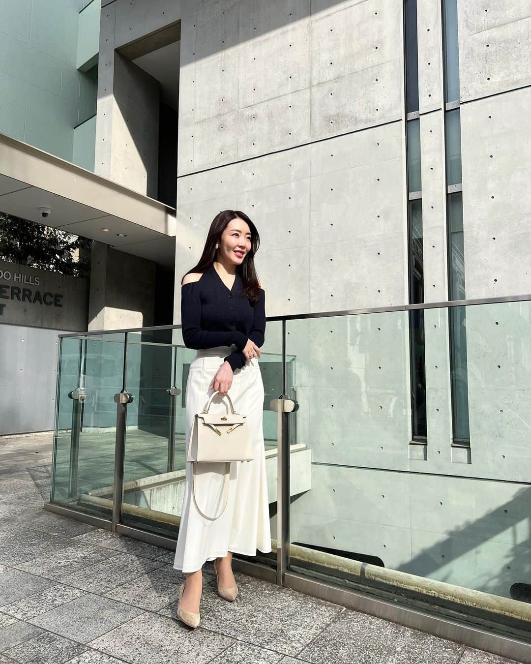 大野真理子のインスタグラム：「tops skirt #adeam 🤍🤍」