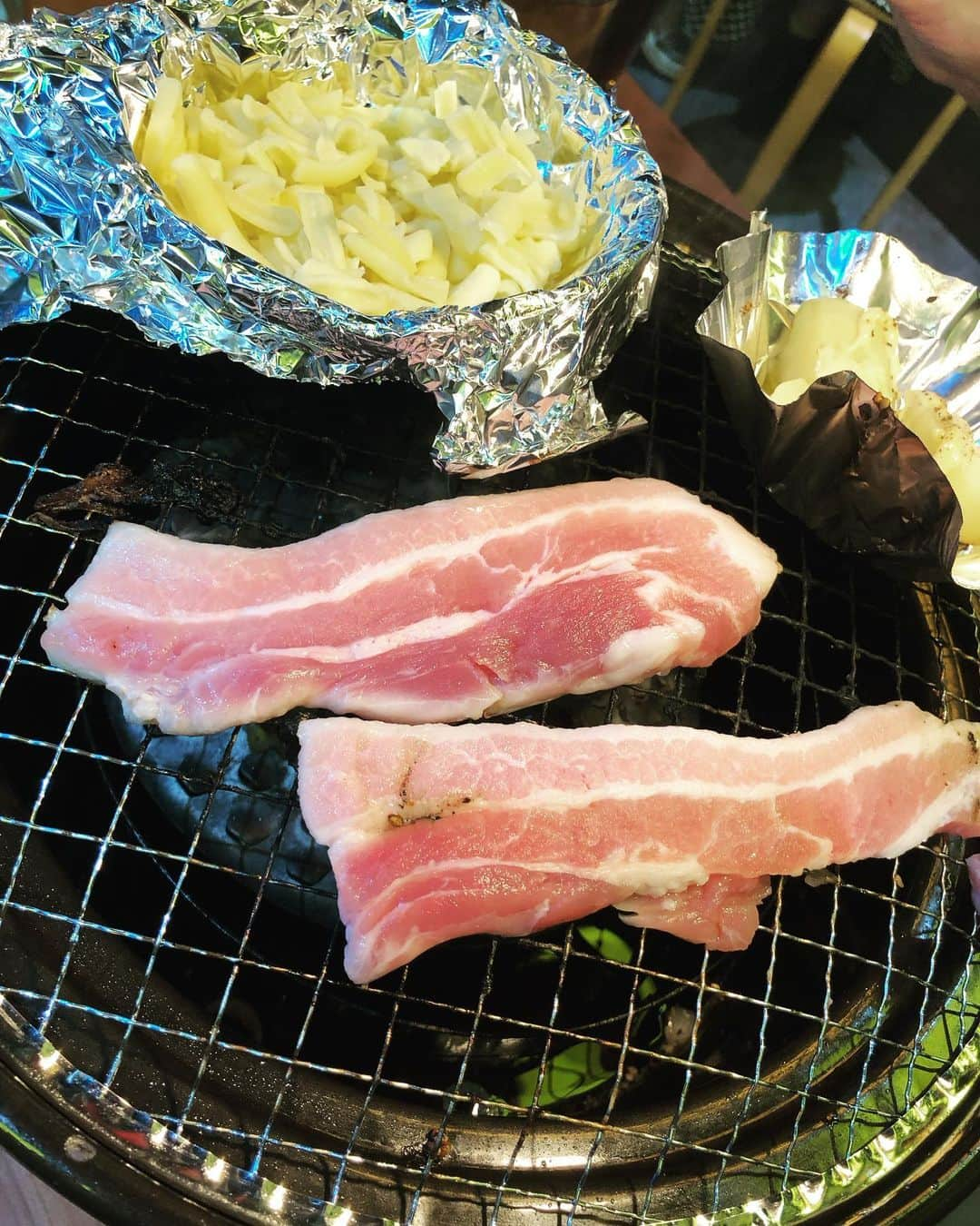 いーちゃんさんのインスタグラム写真 - (いーちゃんInstagram)「. 栄のレモホル酒場🍋 焼肉食べ放題&卓上サーバーのレモンサワー飲み放題🥺🤍 . 生ホルモン、サムギョプサル、肉寿司、冷麺など 諸々食べ放題に入ってる社長コースをいただきました✌🏻 タッチパネルで注文できて便利✨ プルプルの生ホルモンと凄い柔らかい 肉寿司が特に最高でした🙆🏻‍♀️ . レモンサワーは卓上にサーバーが付いてて 飲み放題だから自分でいつでも追加できる🍋 このレモンサワー飲み放題は+￥715 凍ったレモンや果実を入れて更に美味しく☺️ .  もつカレー、お米、もつ煮、スープ、キムチ、 ナムル、温玉、じゃがバタなどなど👼 好きなもの持っていけるしお米も好きなだけ 食べれていっぱい食べる若者でも かなり満足度高いと思う🥺✌🏻 友達でもカップルでも女子会でも 楽しくて美味しいからおすすめです❣️ . . 📍名古屋市中区栄3-1-18 B1F 🕐月～木:17:00~23:00 🕐金土:17:00~24:00/日:17:00~23:30 🕐不定休 🚶‍♀️栄駅から徒歩5分 . . PR @lemohoru.sakae #名古屋居酒屋 #栄食べ放題 #栄グルメ #栄ホルモン #名古屋焼肉 #名古屋食べ放題 #レモホル酒場名古屋栄店 #栄焼肉 #名古屋グルメ #名古屋ランチ #名古屋ディナー #焼肉食べ放題 #焼肉好きな人と繋がりたい #焼肉スタグラム #名古屋飲み放題 #グルメ好きな人と繋がりたい #グルメ女子 #グルメスタグラム」3月16日 18時50分 - echan_10