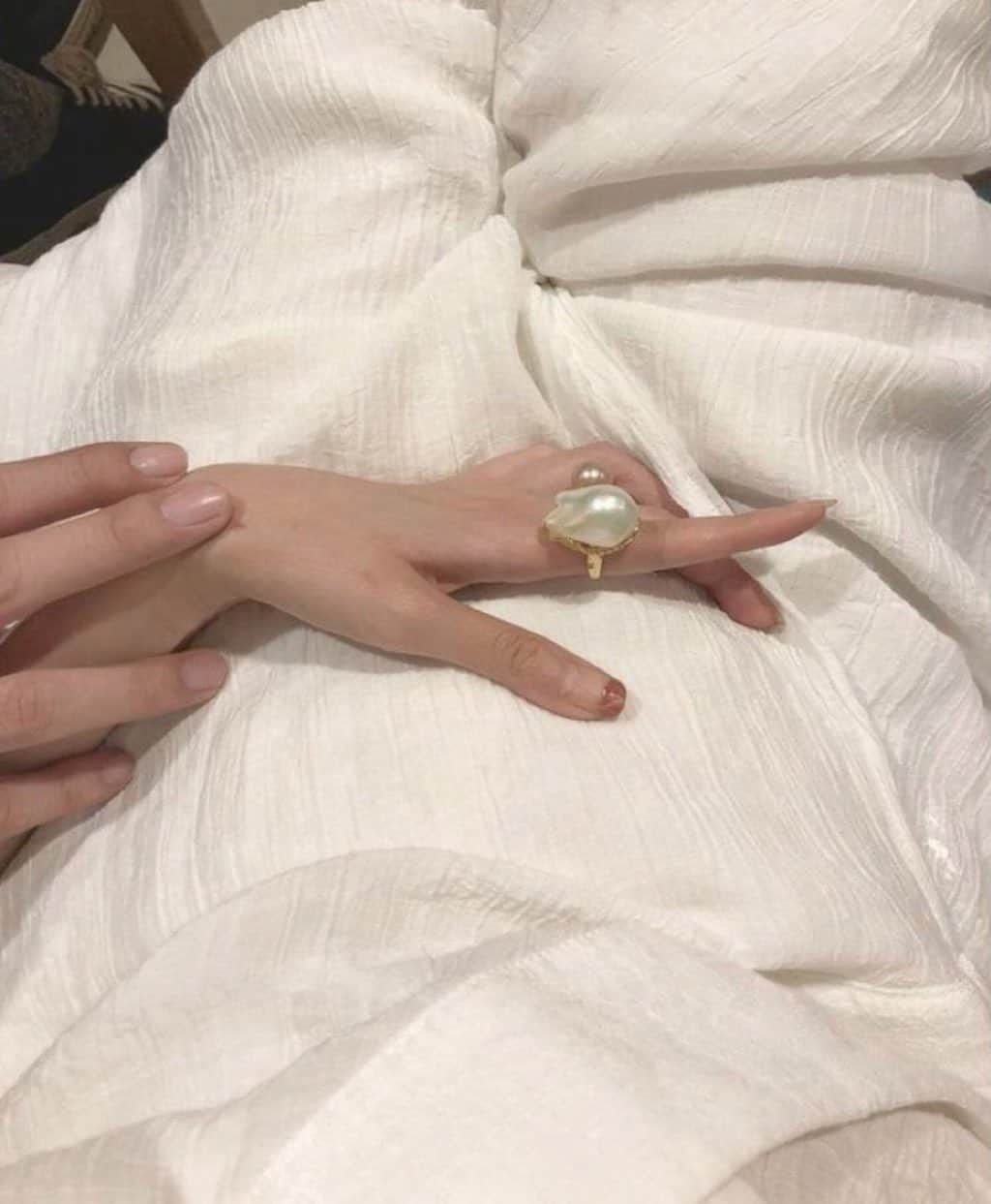 Tomomi Teradaのインスタグラム：「西日でオレンジになる飛行機 冷たい空気と肺に吸い込む煙草の煙 大好きだった匂いも 新しい声が油絵みたいに色を重ねて 最初に塗った色ももう忘れていく 春になっていくね」