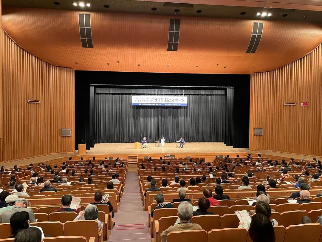 水谷隼さんのインスタグラム写真 - (水谷隼Instagram)「昨日、3/15（水） 奈良県文化会館国際ホールにて開催された スミセイライフフォーラム 「生きる」《脳とスポーツ》に #水谷隼 が登壇。  第二部で「打ち返す力」と題した約20分間の講演と、 第三部では、脳とスポーツと題して、 脳科学者の茂木健一郎さん、平野早矢香さんと3人で鼎談をさせていただきました。  当日、会場には抽選で600名の方々にお越しいただき、 オンラインでは約1000名の皆さまにご視聴いただいたそうです✨ 皆さまありがとうございました！  今後も講演活動を通じて、 「卓球」の競技生活から得た経験や考えをお話しさせていただき、 少しでも皆様のお力になることができれば幸いです。  #茂木健一郎 #平野早矢香 #水谷隼 #講演 #スミセイライフフォーラム #卓球 #脳とスポーツ」3月16日 18時54分 - jun.mizutani_staff