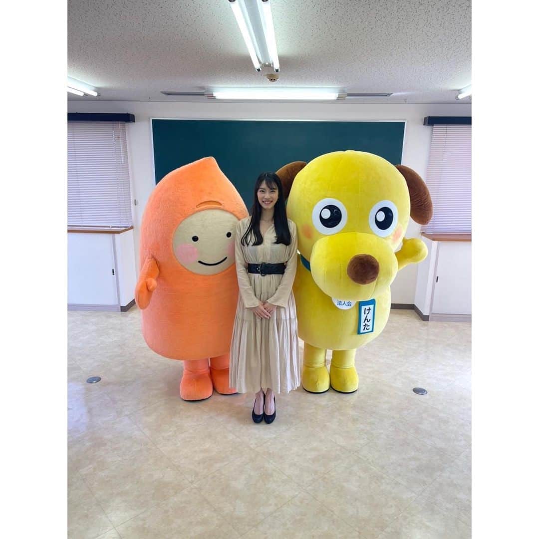川崎琴之のインスタグラム：「今日はBSよしもとで放送されているチーキーズ a GoGo！という番組のとなりマッチというコーナーのプレゼンターをさせていただきました！  初めての生放送とプレゼンターで緊張しました😂  写真は足立区のキャラクターと写真を撮ってもらいました✨ ・ ・ #bsよしもと #チーキーズagogo #足立区」