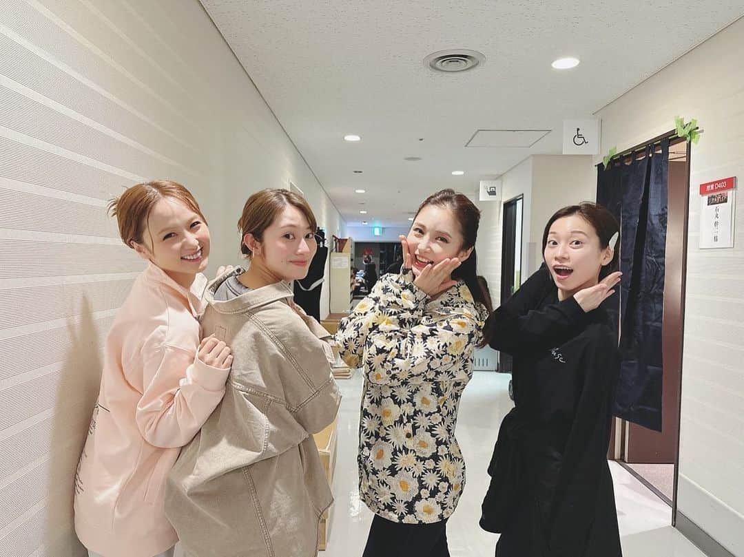 笹本玲奈のインスタグラム：「エマとルーシーで❤️」