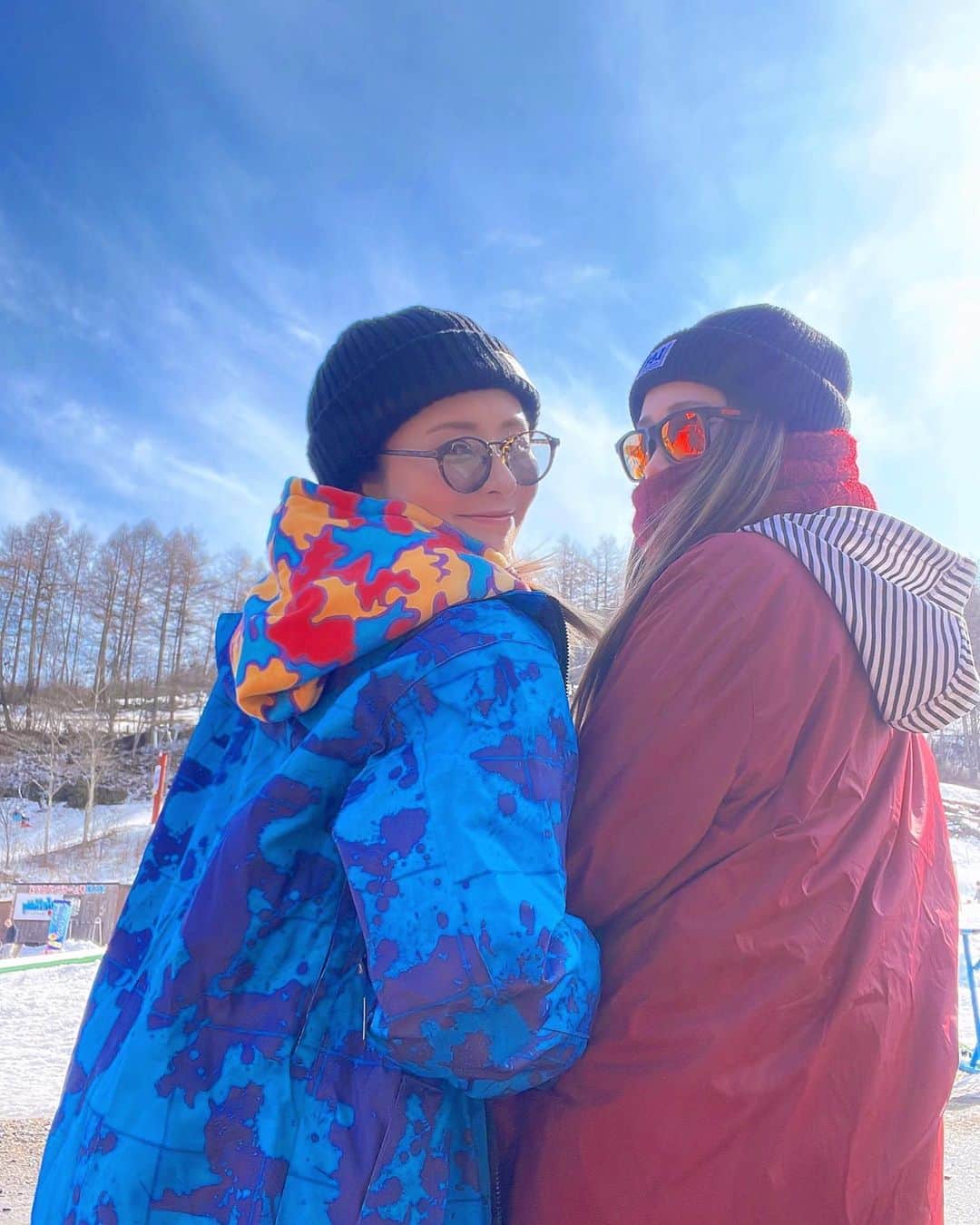 のインスタグラム：「家族スノボ🏂⛄️  小さい子いたから短時間だけど やっぱ運動久しぶりにしたら 筋肉痛😂  妹はバリ上手でした笑 私は何とか下まで滑れる程度💦  来年また行けるとしたら 学校入ろかなwうほ  もう冬飽きたから早く夏服着たい🥹   #ダンプ運転手 #現場女子 #作業着女子 #アラサー女子 #作業着 #家族経営 #ワークマン女子 #ワークマン」