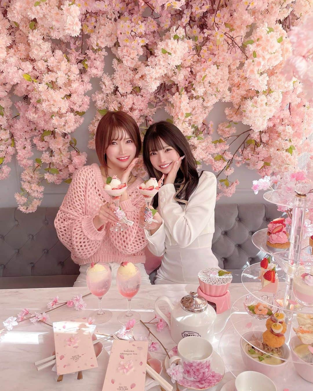 相良ましろのインスタグラム：「. . 🌸🌸🌸🌸🌸 . . @hautecouturecafe_official の 毎年大人気の桜アフターヌーンティー みゆちゃんと行ってきた🌸💓 . . 大人気すぎて毎年予約すぐ埋まっちゃう から１ヶ月半前くらいから予約してた！ ひと足先にお花見してきました🙈💕︎ . ここのカフェの桜アフヌンの時に来たこと なかったからついに！嬉しかったー🤤🤍 . 甘いのだけでなくしょっぱい系もあるから、 わたし的にすごく推しのアフヌン☕️🍃 . . この桜アフヌンは4月24日まで☺️ . 📍東京都目黒区青葉台1-16-9  サクラガーデンイースト 2F . . . #桜スイーツ #桜 #桜アフヌン #アフターヌーンティー #アフヌン #ヌン活 #オートクチュールカフェ #hautecouture #中目黒カフェ #中目黒グルメ #都内カフェ #都内アフタヌーンティー #カフェ活」