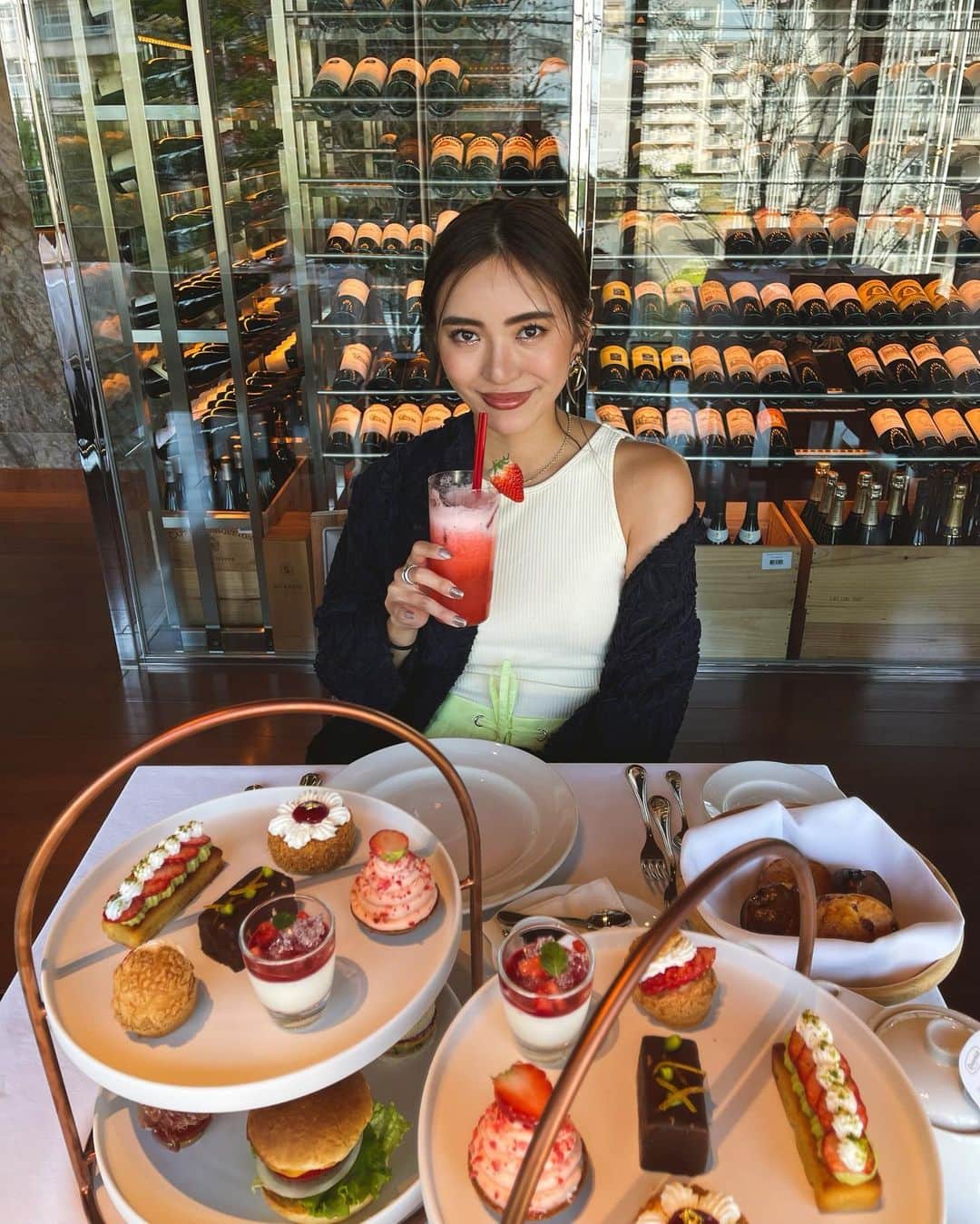 佐々木彩乃のインスタグラム：「ステーキハウスウルフギャングの系列店 @illpinoprime_tokyo でアフタヌーンティーが始まったとの事で早速行ってきました☕️🍓 ディナーに行った事はあって美味しかったので楽しみにしていたアフタヌーンティー✨ 大好きな苺をふんだんに使ったスイーツにチーズバーガーなどの主食系もついてて満足度高め🙋‍♀️ 限定カクテルや多種類な紅茶も魅力的だった✨ 3月15日から始まっている季節限定なので是非楽しんでみて🥰テラスはわんちゃんOKとの事で次はワンコ達も連れて行きたい🤍  #ILLUPINOPRIMETOKYO#イルルピーノプライムトウキョウ　#イルルピーノ #アフタヌーンティ　#青山イタリアン #東京イタリアン　#青山ディナー #表参道ディナー #pr」