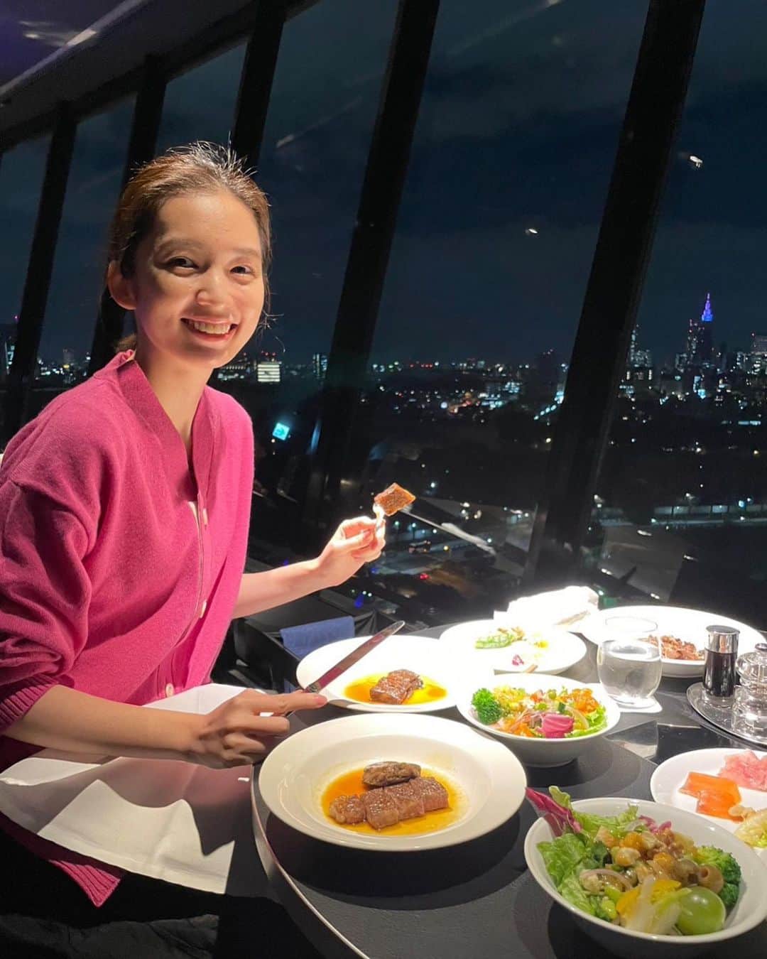 のインスタグラム：「happy anniversary dinner🌉 ニューオータニの『The Sky』  お寿司も握りたて 天ぷらは米粉米油で揚げたて 鉄板でステーキ焼きたて 野菜たちは無農薬と 最高な贅沢ビュッフェ🌸✨✨  パンケーキが好みすぎて３回おかわりしました😂  記念の日の贅沢って幸せだよね☺️ 旦那氏、これからもよろしくな🤝」