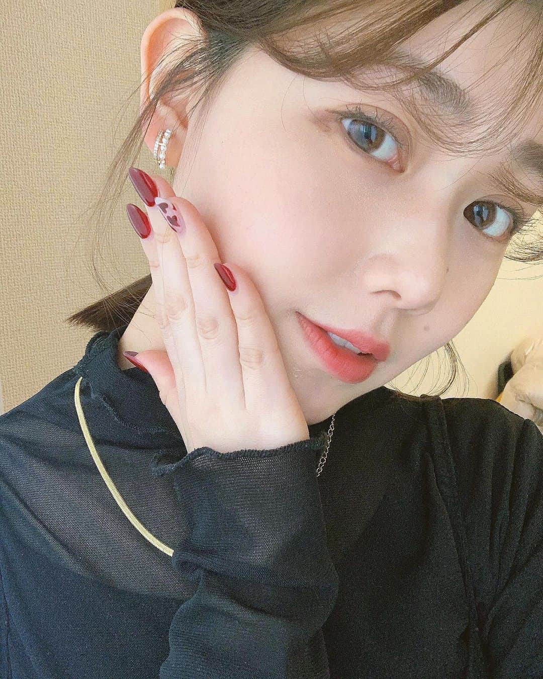 中桐菜々子のインスタグラム：「. この日盛れたのにお酒飲んだら跡形もなくなった笑 #メイク #盛れた #お酒 #日常」