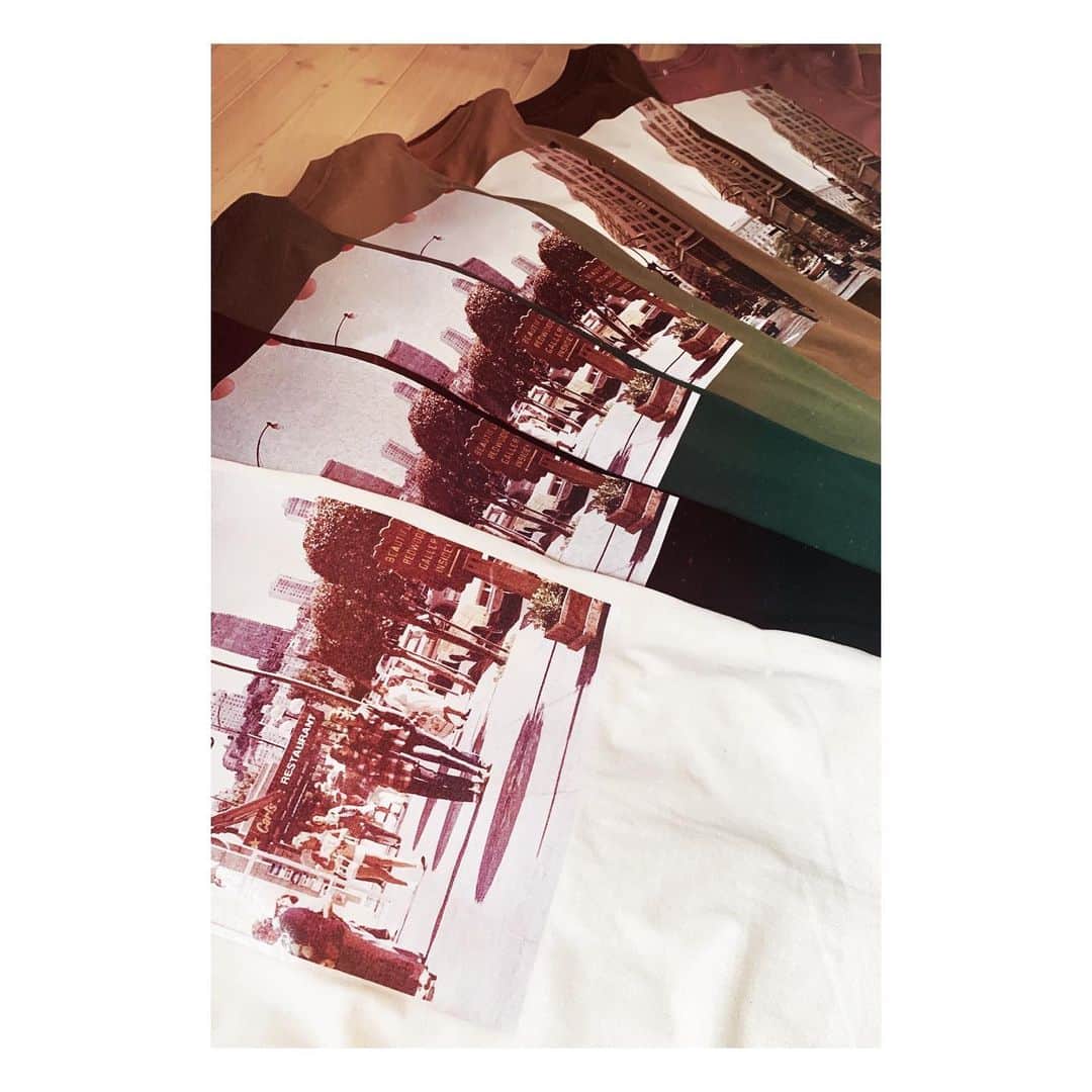 くりかのインスタグラム：「◇ ｎｅｗ ｉｔｅｍｓ ◇  新しいのできました🗽🇺🇸  すっごく大切な写真で作ったnew itemたち。  去年おじいちゃんが亡くなって、 アルバムをみてたらみつけた大切な写真。🎞  素敵なやぁと思って、どうしても詳しい場所が 知りたくてみんなにも聞いたの。  昔おじいちゃんが海外に行ったときに撮った写真で、 この写真みた瞬間に"この写真服にしたい” "自分で着たい”って思ってさ、四十九日に 間に合うようにスウェットを作ったのがはじまり。🌸  #kuu の商品にするつもりはなかったんやけど、 みんなに着てもらった方がおじいちゃん喜ぶんちゃうかなぁ。 ってぱぱのことばで商品にするって決めました💐  胸元には、家族の印で“ｆａｍ．”の文字🫶  おじいちゃんの誕生日である今日、 どうしても発表したかったの🎂♡  19日〜の5日間限定販売です💐 →https://kuudailylife.base.shop/  またみんなの日常に仲間入りできますように☺️💐」