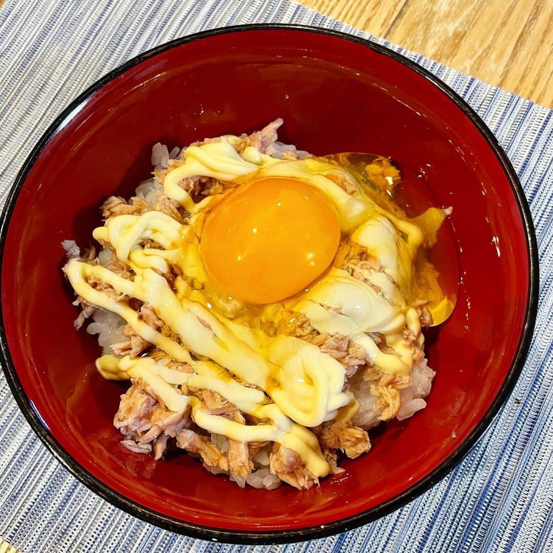 シュネルのインスタグラム：「『テレビでやってたデブ食作ってみた』  材料 ごはん ツナ缶1缶 卵1個 マヨネーズ適量 醤油適量  この緑がない感じがやばいよね！笑 味は美味しかったけど量は食べれないや！  #food #料理 #レシピ #デブ食」