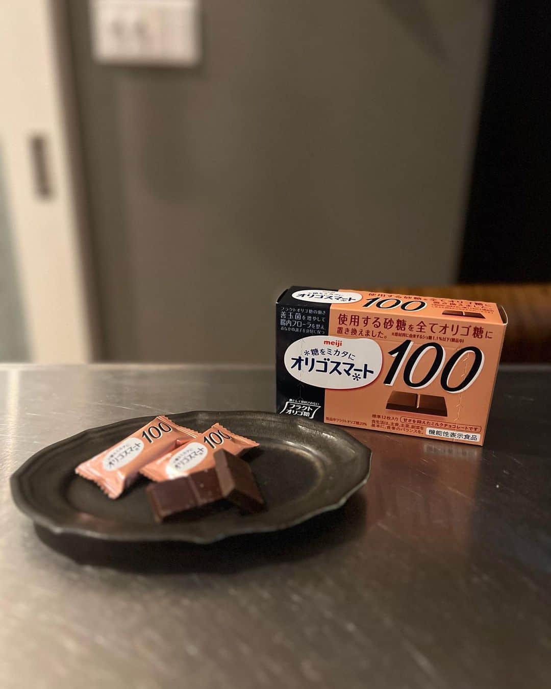 乙黒えりのインスタグラム：「おやつ腸活におすすめ  機能性表示食品"オリゴスマート100ミルクチョコレート" 使用する砂糖を全てフラクトオリゴ糖に置き換えた、ミルクチョコレートなんです。 ビフィズス菌を増やして腸内フローラを整えるフラクトオリゴ糖が入ってるので、腸活にGOOD👍  私は普段の料理でもフラクトオリゴ糖を使ってるんだけど、摂るなら腸内細菌が喜んでくれる糖がいいよね。  詳しくは、オリゴスマートブランドサイトや　@meijioligosmartのプロフィール欄URLをご覧ください☺️  #おやつ腸活 #オリゴスマート #明治 #フラクトオリゴ糖#腸活チョコレート ＃腸活 #pr #機能性表示食品」