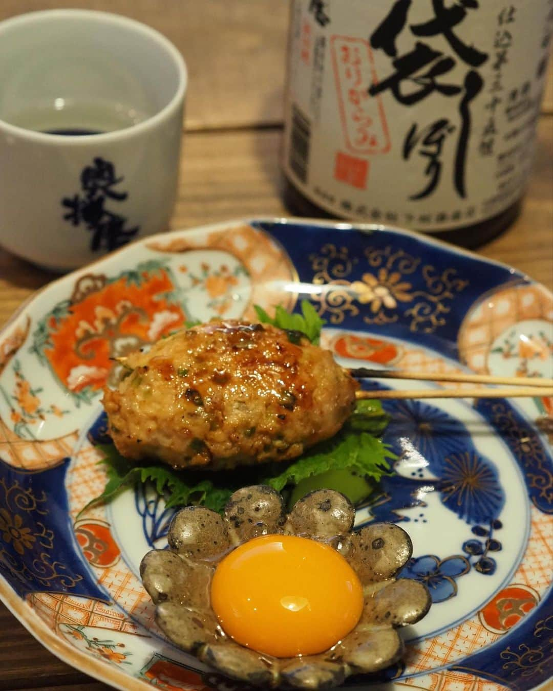 オトヨメさんのインスタグラム写真 - (オトヨメInstagram)「ミモザリースと焼き鳥　笑 家のあれこれで作った#ミモザリース センスないですが… おうちに飾るだけなので 今年は#ミモザスワッグ　も そして毎度お馴染みおうち焼き鳥 今回は少し変わり種も　 ワインに合うようにペアリング ストーリーにもちょくちょくupしてますが ワインと真摯に向き合ってます。笑 美味しい！だけじゃお客様にも失礼ですよね。 また色々提案出来る様に勉強します。 つくね美味しかったー♪笑  #Instagramjapan #IGersJP #onthetable  #instafood #暮らし #朝ごはん #カメラ#デリスタグラマー #花のある暮らし#クッキングラム#キナリノ#私のおいしい写真#おうちごはんLover#ouchigohan#丁寧な暮らし #フーディーテーブル#cottaパートナー#お酒好きな人と繋がりたい#日本酒女子」3月16日 19時32分 - otoyome