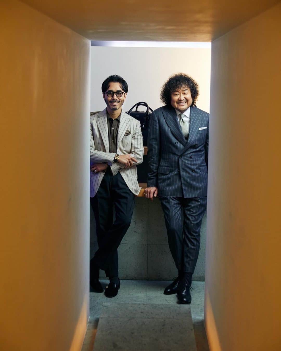 のインスタグラム：「. . "PELLE MORBIDA"  10th anniversary  special issue... . . "バッグをめぐるお洒落談義"  と題しまして、葉加瀬太郎さん @tarohakase_hats とのスペシャル対談をPELLE MORBIDA @pellemorbida715 オフィシャルサイトにて公開しております。  ・「推しバッグ」をお互いがどんなシーンでどうコーディネートするか？  ・第1弾のバッグをこの半年ほど愛用した感想や、第2弾への思い入れ、などなど。  後半は“セット買い”推しで。笑  楽しい対談となりましたので、 ぜひご覧頂けましたら幸いです。 . .  Glasses- @guepard_jp  Jacket- @de_petrillo  Shirt- @kamoshita  Pants- @ring_jacket Pocket chief- @paoloalbizzati  Shoes- @baudoinlange  Bag- @pellemorbida715  Acc- @tiffanyandco @givenchy @adawat_n_tuareg  Watch- @piaget  . . #pellemorbida #10thanniversary #collaboration #mensfashion #bespokebag #suit #suitstyle #classic #bag #mensclothing #glasses #menstyle #gentlemanstyle #classicstyle」