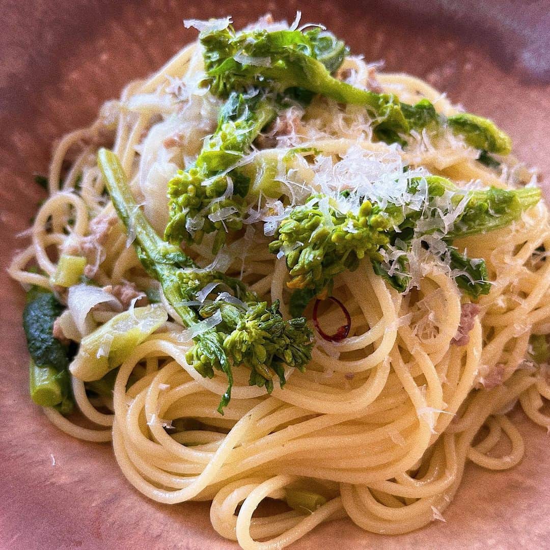 宇藤えみのインスタグラム：「春のパスタ。 @nomurasayaka__nomura_farm__ の菜の花と 三浦の新玉ねぎでパスタ。 器 @azyagi  春ですねぇ〜。 #暮らし#春いろ#食と器」