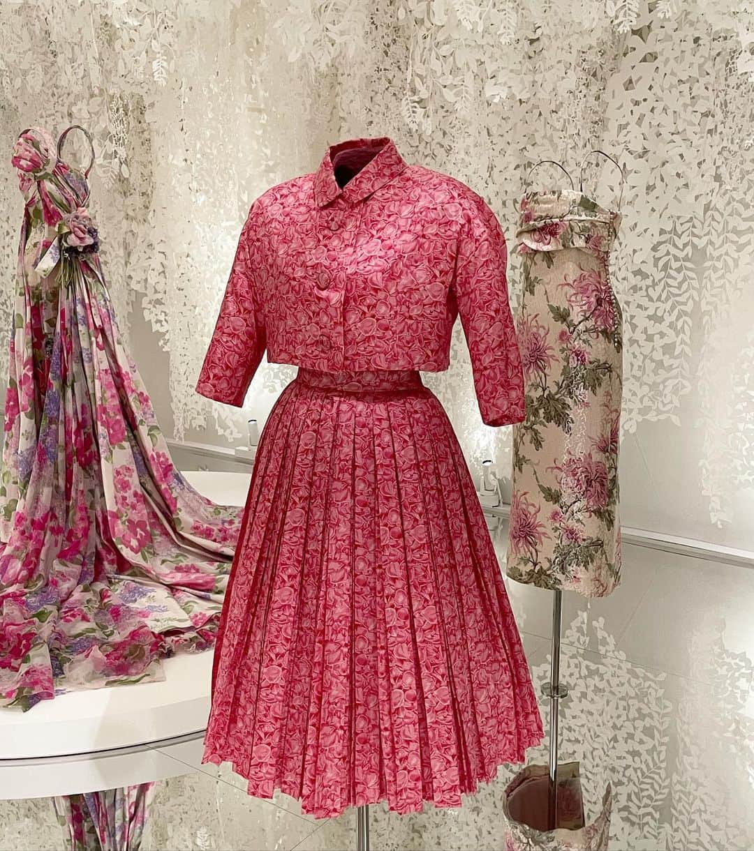 石井リナさんのインスタグラム写真 - (石井リナInstagram)「クリスチャン・ディオール、夢のクチュリエ展の好きだったもの気になったもの。  1,2枚目の桜を取り入れたドレスとそのリファレンスが特に印象的だった🌸」3月16日 19時52分 - rina_ishii_99