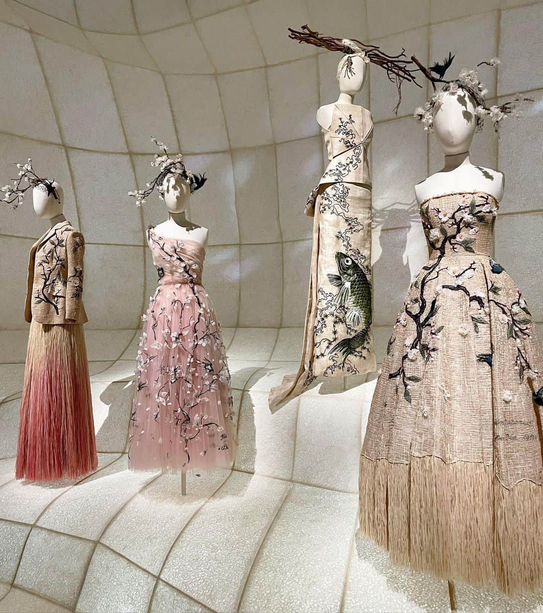 石井リナのインスタグラム：「クリスチャン・ディオール、夢のクチュリエ展の好きだったもの気になったもの。  1,2枚目の桜を取り入れたドレスとそのリファレンスが特に印象的だった🌸」
