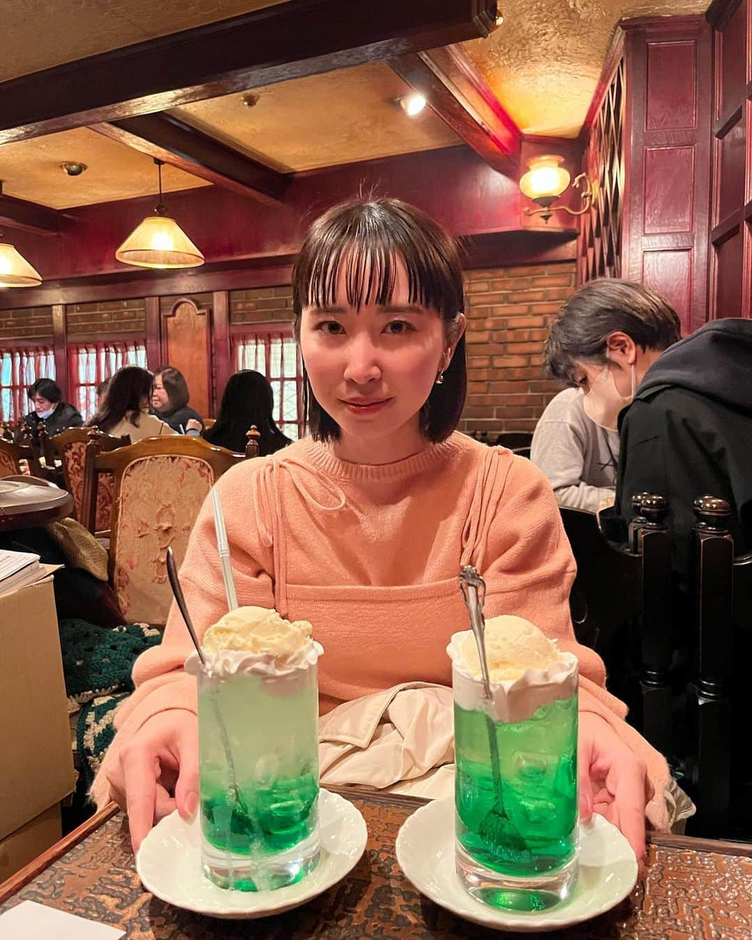 榊原伶奈さんのインスタグラム写真 - (榊原伶奈Instagram)「大阪に行ってもクリームソーダを求めて喫茶店へ👯‍♀️ これで430円は安すぎる😳💓 あと店員のおばちゃん面白かった笑　　　　　　　　　　　　　　　　　 　　　　　　　　　　　　　　　　　 #喫茶ジャマイカ #梅田カフェ #大阪カフェ #大阪喫茶店 #大阪旅行 #クリームソーダ #クリームソーダ部」3月16日 19時45分 - rena_s0707