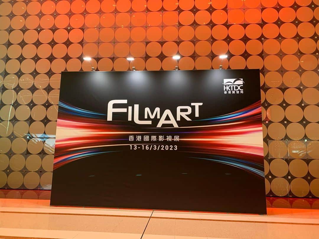 のインスタグラム：「#filmart #香港 🇭🇰🇭🇰🇭🇰 A miracle happened in Hong Kong‼︎ I ran into my mentor whom I had met in Beijing in Hong Kong. We met again after 3 years. 映画『郷』の営業で今香港に来ているのですが、私の人生の中で一番感謝しているくらい私にチャンスを与えてくれて私の人生を変えてくれた北京の人に香港で偶然会った。お互い映画のために香港に来ていて偶然同じカフェに彼がいて、3年ぶりに再会した。本当に本当にびっくりして、それ以上に感動して涙が溢れそうだった。 大変な3年間だったけど映画作ってて良かった。 #filmmarket #电影 #合作  #感谢 #感謝 #ありがとう  #copro #coproduction  #lookingfor #talent  #映画 #movie #mylife #myworld #my #myhome #mentor」
