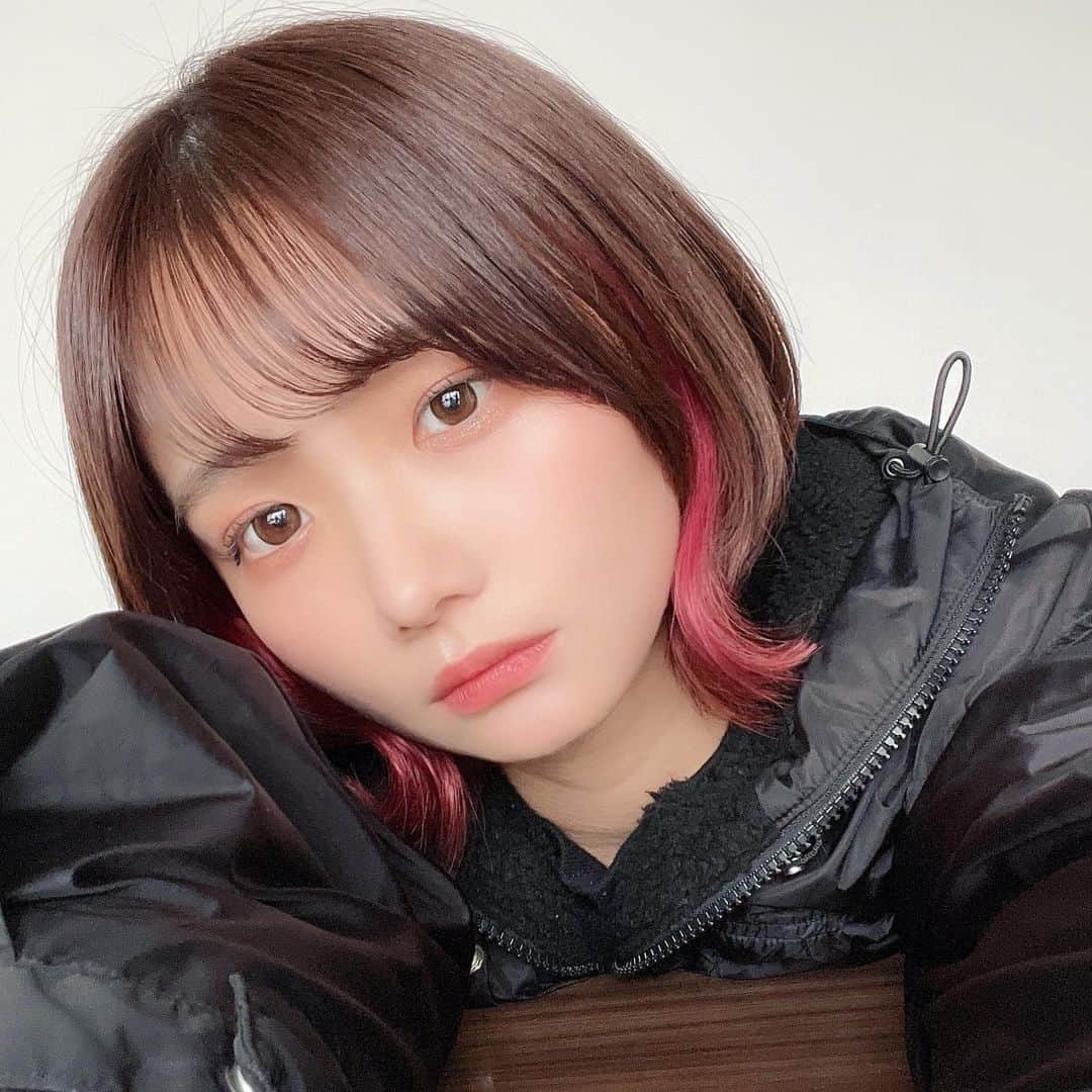のインスタグラム：「🥀🟥  実は赤が1番好きな色なんだ〜❗️  インナーカラーが赤なのとっても好評で嬉しい🔥🔥 @violet_daisuke 大先生💮 髪の毛なんてオーダーしてるの？ってよく聞かれるんだけど私には説明できないので先生に聞いてください🤔笑  #インナーカラー #インナーカラーレッド #レッドカラー #ウルフボブ #ウルフカット #レイヤーボブ #ポイントカラー #ヘアカラー #派手髪 #外ハネボブ #外ハネ #haircolor #hairstyle #selfie」