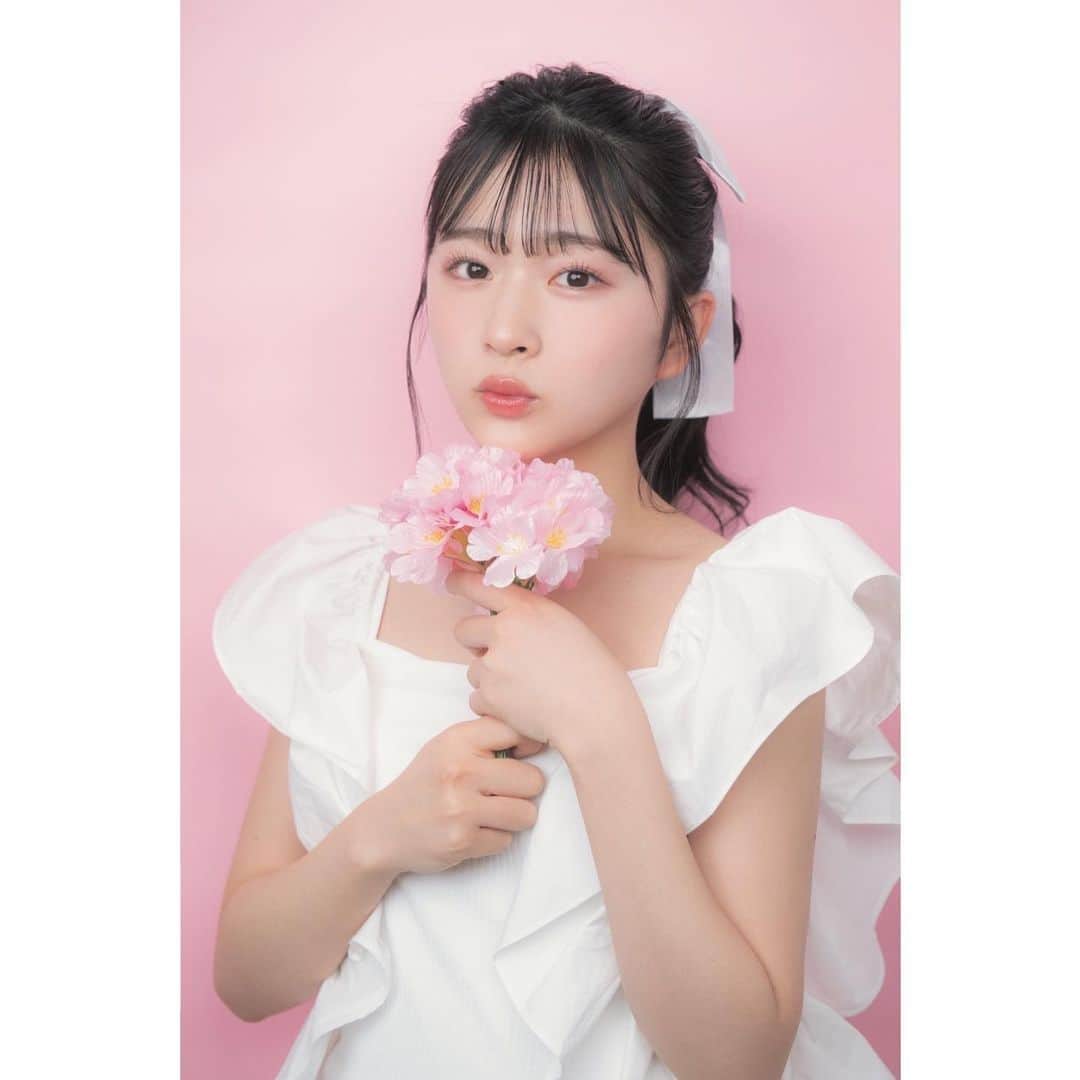 のインスタグラム：「3月17日発売『LARME 056』に登場しています🩰  ポニーテールに白リボンでかわいくして頂きました！  チェキもかわいく落書きしたので是非応募してゲットしてください！💐‪‪❤︎‬」