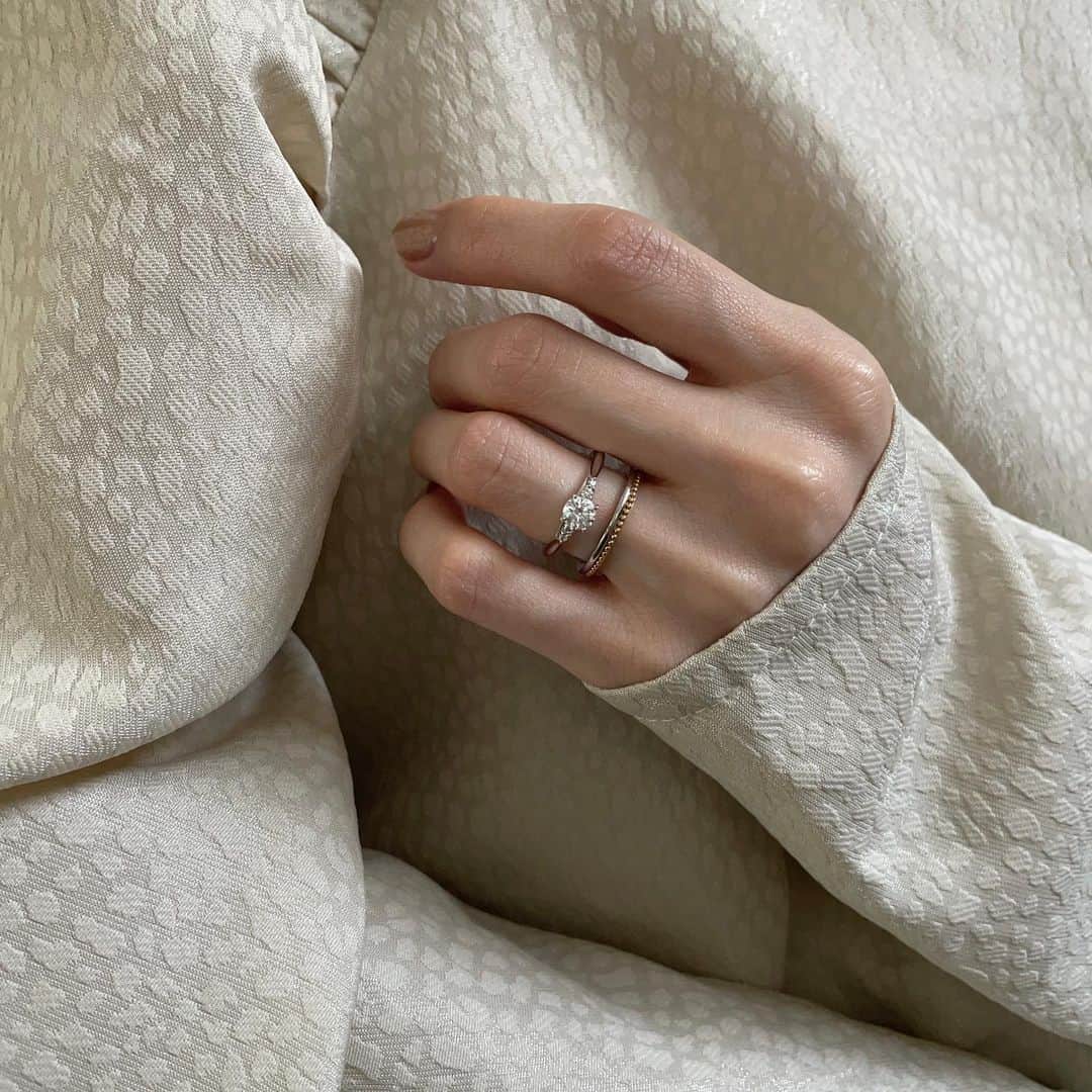 BIJOUPIKO(ビジュピコ)さんのインスタグラム写真 - (BIJOUPIKO(ビジュピコ)Instagram)「1本なのに重ね着けしてるみたい！ 永遠を意味するミルグレインを大きめにデザインし、 さらにコンビで制作することで存在感を最大限に。 なかなか他ブランドでは見ない ポルターダだけの結婚指輪です🍇 ． 婚約指輪は爪が４つのスタイリッシュなデザインが魅力。 シンプルながらも随所にデザイナーのこだわりが光ります✨ ． ． コンセプト💐 (ER) -プロポーズ- これから歩みだす ふたりの未来は たくさんの希望と幸せに満ち溢れて . (MR) -実- 日一日と 幸せの果実が ふたりの人生に 実ってゆく ． ． ブランド🧭 PORTADA -ポルターダ- . リング💍 (ER)PROPOSTA -プロポスタ- (MR)FRUTO -フルート- . プライス🕊 （ER)Pt950 ¥149,600～ （MR)Pt950 ¥92,400～ ※価格は税込表記、ERは枠代のみ。 . ． 来店特典でAmazonギフトカード3,000円分を プレゼントしています✨ ※一部店舗はケンズカフェ東京のガトーショコラ引換券プレゼント ▼来店予約はこちらから @bijoupiko_official ． ． 期間限定！ビジュピコオリジナルの ペカンナッツショコラ 塩キャラメル味も 店頭にてプレゼント中💝 ※無くなり次第終了です ※一部店舗のみの開催です ． ． この投稿いいねと思ったら❤️をタップ、 後から見返したいときは保存🔖、 誰かに教えたいときにはシェアしてください🫶 . . #ビジュピコ #bijoupiko #ビジュピコ_portada」3月16日 19時59分 - bijoupiko_official