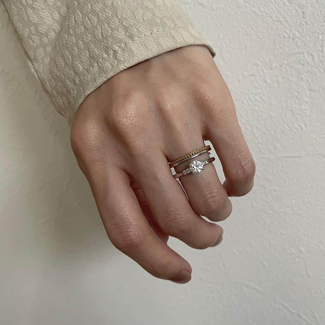 BIJOUPIKO(ビジュピコ)さんのインスタグラム写真 - (BIJOUPIKO(ビジュピコ)Instagram)「1本なのに重ね着けしてるみたい！ 永遠を意味するミルグレインを大きめにデザインし、 さらにコンビで制作することで存在感を最大限に。 なかなか他ブランドでは見ない ポルターダだけの結婚指輪です🍇 ． 婚約指輪は爪が４つのスタイリッシュなデザインが魅力。 シンプルながらも随所にデザイナーのこだわりが光ります✨ ． ． コンセプト💐 (ER) -プロポーズ- これから歩みだす ふたりの未来は たくさんの希望と幸せに満ち溢れて . (MR) -実- 日一日と 幸せの果実が ふたりの人生に 実ってゆく ． ． ブランド🧭 PORTADA -ポルターダ- . リング💍 (ER)PROPOSTA -プロポスタ- (MR)FRUTO -フルート- . プライス🕊 （ER)Pt950 ¥149,600～ （MR)Pt950 ¥92,400～ ※価格は税込表記、ERは枠代のみ。 . ． 来店特典でAmazonギフトカード3,000円分を プレゼントしています✨ ※一部店舗はケンズカフェ東京のガトーショコラ引換券プレゼント ▼来店予約はこちらから @bijoupiko_official ． ． 期間限定！ビジュピコオリジナルの ペカンナッツショコラ 塩キャラメル味も 店頭にてプレゼント中💝 ※無くなり次第終了です ※一部店舗のみの開催です ． ． この投稿いいねと思ったら❤️をタップ、 後から見返したいときは保存🔖、 誰かに教えたいときにはシェアしてください🫶 . . #ビジュピコ #bijoupiko #ビジュピコ_portada」3月16日 19時59分 - bijoupiko_official