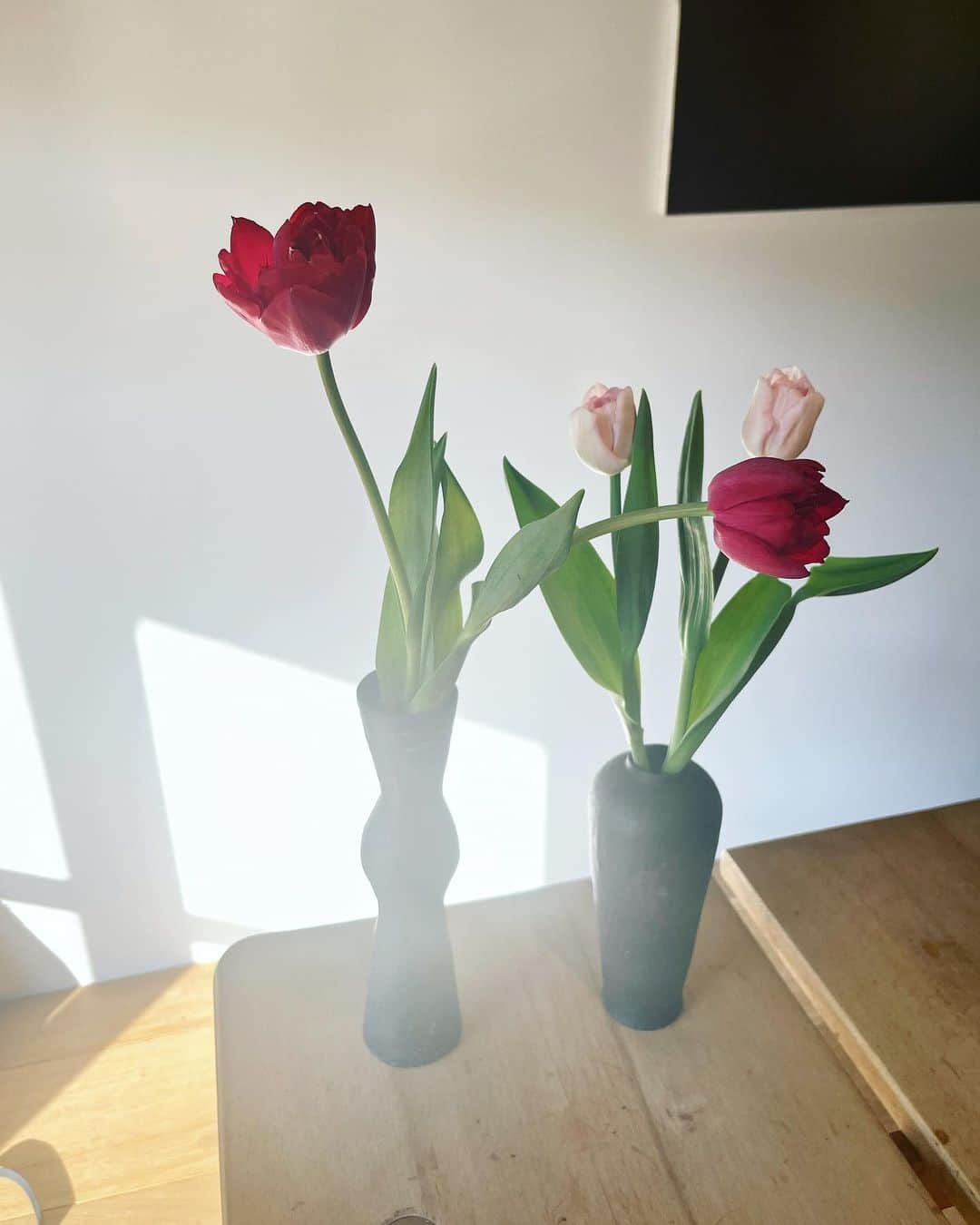 のインスタグラム：「毎週水曜日、家のそばにやってくるお花屋さんで、娘が選んだ花を買うのが日課。  とても気さくで優しいお兄さんを、 学校帰りの小学生達が集まって手伝ってる面白い花屋。  ちょっと疲れた日や、落ち込む事があっても花を見ると顔が和らいでしまいますね🌞」