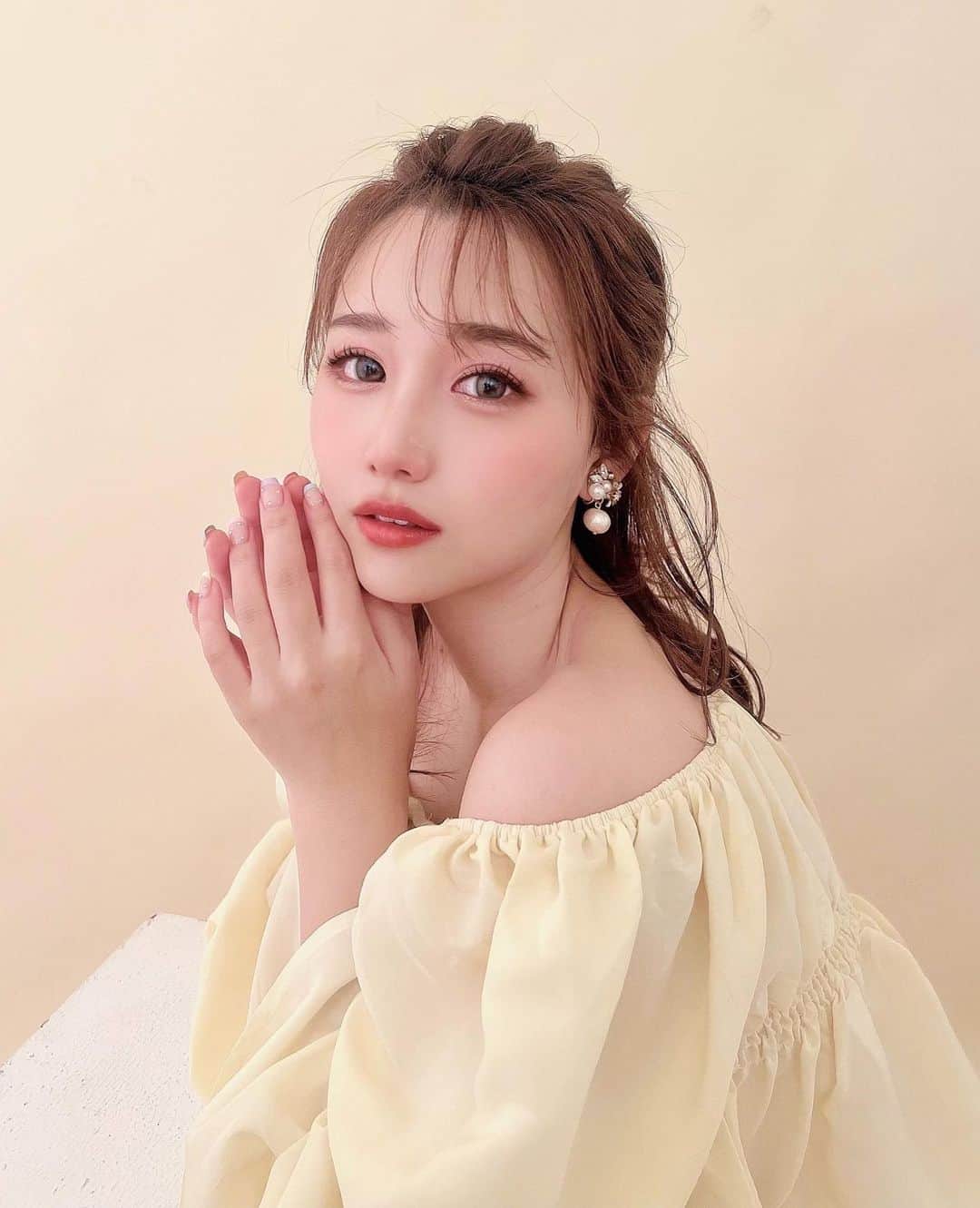 加藤里奈のインスタグラム：「⋆ 今日はとある撮影でした❤︎  公開までお楽しみに〜🥰  撮影前のメンテナンスはいつも通り メナードエステで肌ケア、 bicuolで小顔コルギをお願いしました😊  いつもありがとうございます🥺❤︎  #撮影 #春服 #春服コーデ #スチール #広告モデル #カラコン #イエベ」