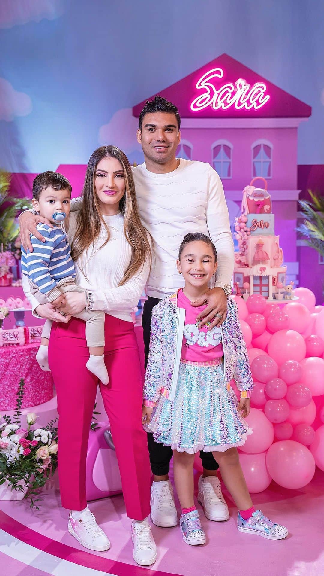 アナ・マリア・カゼミーロのインスタグラム：「✨Aniversario da nossa Barbie Sara💖 ver você feliz com todos seus amigos foi magico meu amor!! Te amamos muito filha👨‍👩‍👧‍👦💕 que você continue essa menina doce e alegre para sempre🎉🥳🌸」