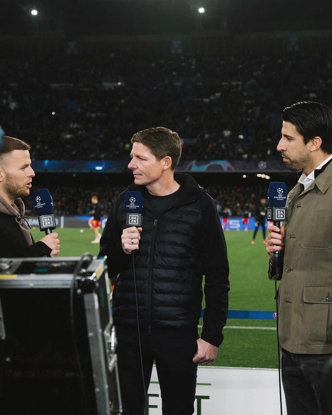 サミ・ケディラのインスタグラム：「Back in Italy.🍕  Strong performance from @officialsscnapoli but also massive respect for @eintrachtfrankfurt for what this club achieved during the last years. Keep it going! 💪 @dazn_de」