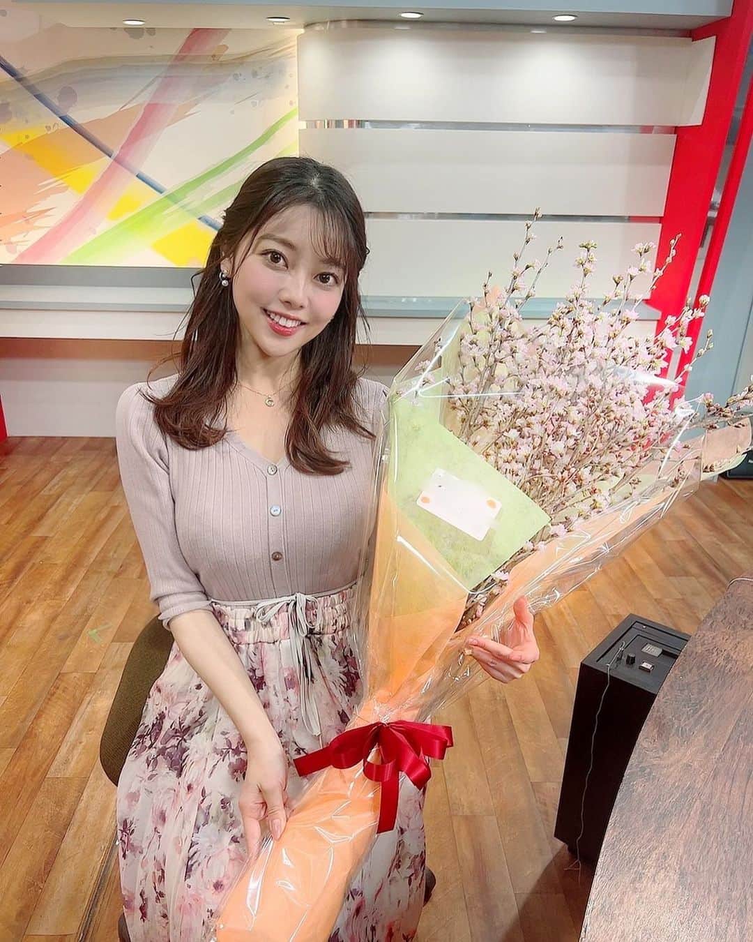 八幡美咲のインスタグラム：「【ご報告】  3月末をもって ホームテレビを退社させていただくことになりました。  大好きなアナウンサーという仕事を広島で叶えられたこと 広島のみなさんに出会えたこと 本当に嬉しく幸せに思っています。  未熟すぎる私にいつも応援してるよと言ってくださる皆さまや いつも助けてくれる先輩方や後輩たちに 支えられてここまでやってくることができました。  広島のこと、今では 故郷のように思っています。 大好きな街を離れるのはとても寂しいですが 離れても大切に思っています。  2020年に広島ホームテレビに入社し フロントドアや高校野球番組 ヤハタビや「キニなるぅ」に 「ググッと。瀬戸内」やカープ道や特番 長寿番組の地球派宣言などなど、、 あげたらキリがないくらい 想像を上回るたくさんの刺激的なお仕事をさせていただいて、 数多くの経験を積ませていただきました。  これまでアナウンサーの枠を超えたことにも 挑戦させてもらって 愛情たっぷり のびのびと育ててくださり ありがとうございました。  全力疾走した3年間。 あっという間でしたが、 私の人生の中でとても大きな意味のある3年間でした。  これからも胸躍る瞬間に立ち会えるように 今以上にチャレンジしてまいります✨  4月以降も 大好きな広島にお仕事で戻ってこられるよう 頑張ります！  コロナ禍で入社して退社するので イベントなどがほとんどなく いつも応援してくださってる皆様に お会いできなかったのが心残りです。 また、いつかお会いできますように☺️🌸  詳しいことはYouTubeで話しておりますので ぜひそちらもチェックしてください！  本当にありがとうございました☺️🌸」